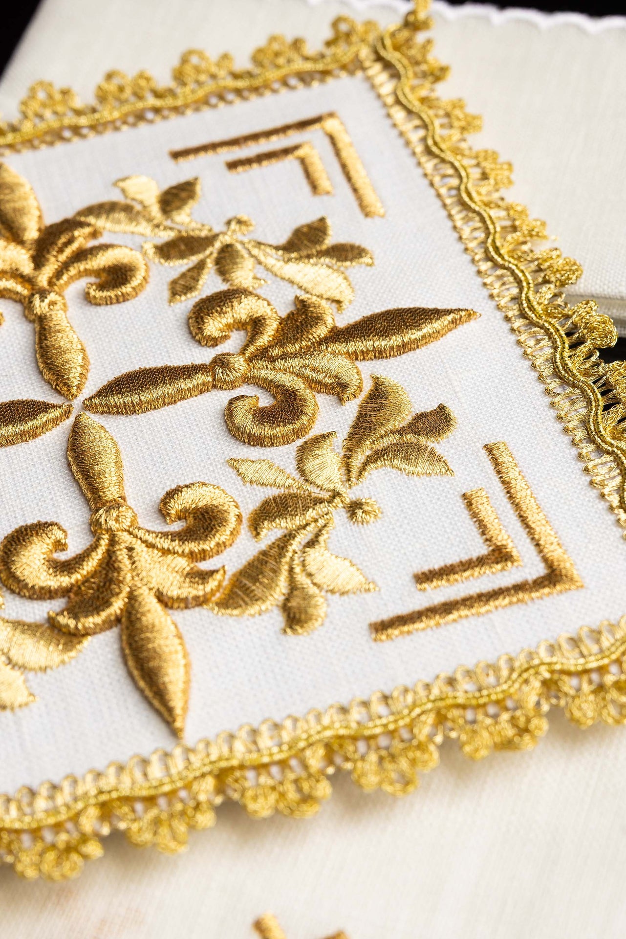 Bielizna kielichowa haftowana Złote Zdobienia - ORNATY.PL