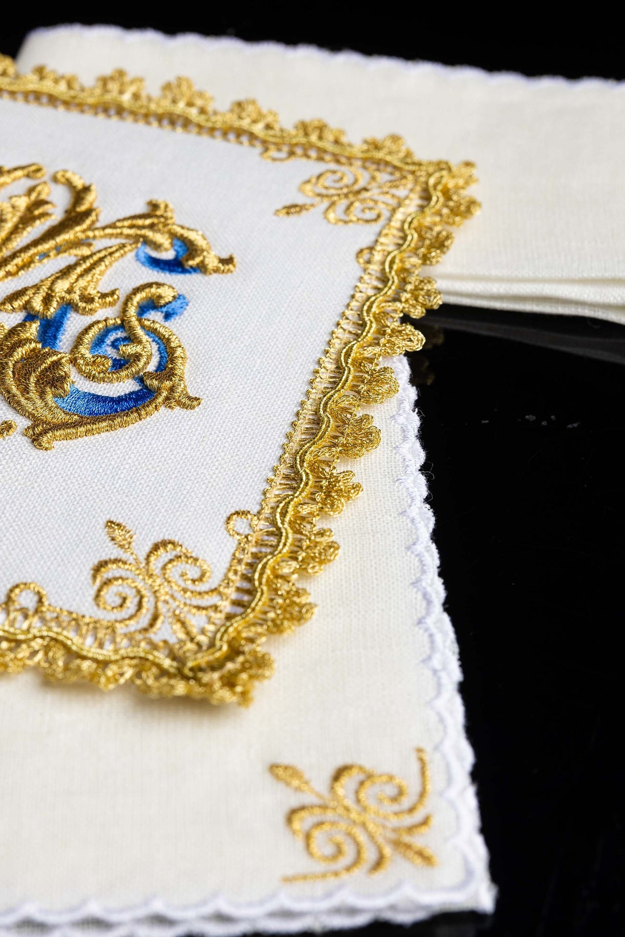 Bielizna kielichowa haftowana Złoty Symbol Maryjny LEN - ORNATY.PL