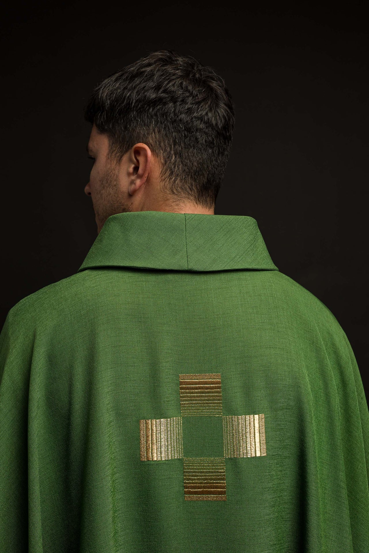 Ornat z haftowanymi Krzyżami w kolorze zielonym - ORNATY.PL