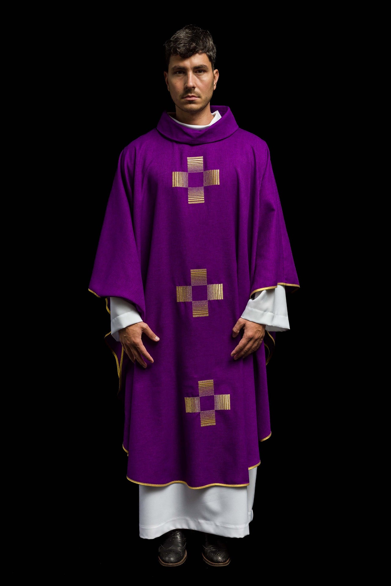 Ornat z haftowanymi Krzyżami w kolorze fioletowym - ORNATY.PL