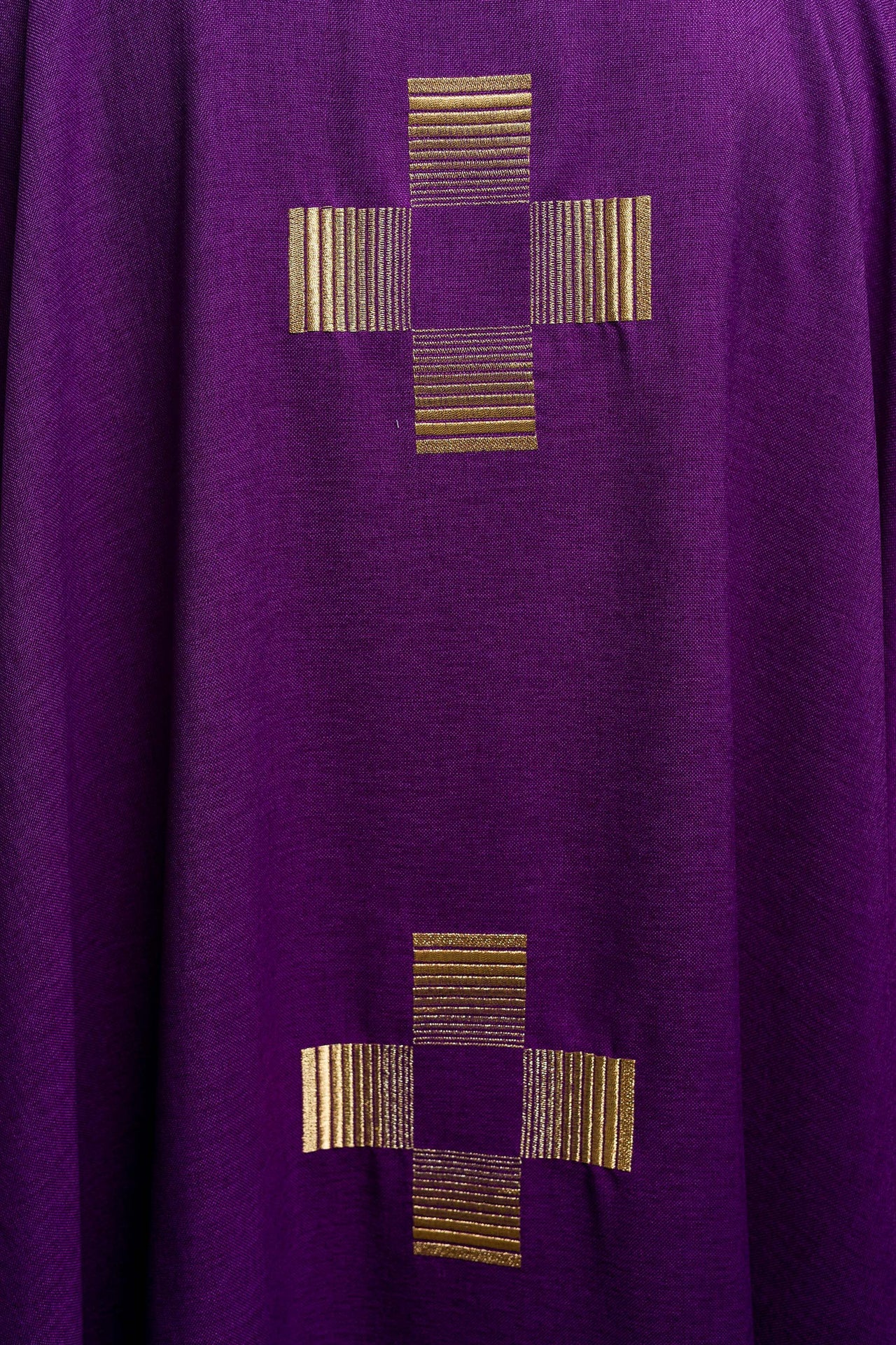 Ornat z haftowanymi Krzyżami w kolorze fioletowym - ORNATY.PL