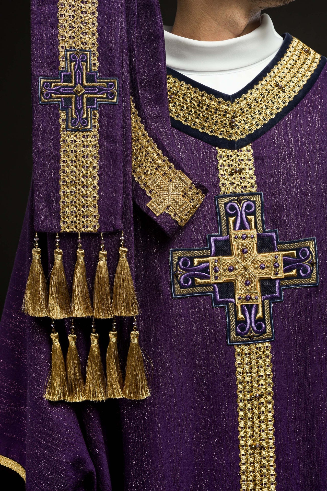 Ręcznie wykonany ornat z naturalnymi kamieniami Handmade 7015 Fioletowy - ORNATY.PL