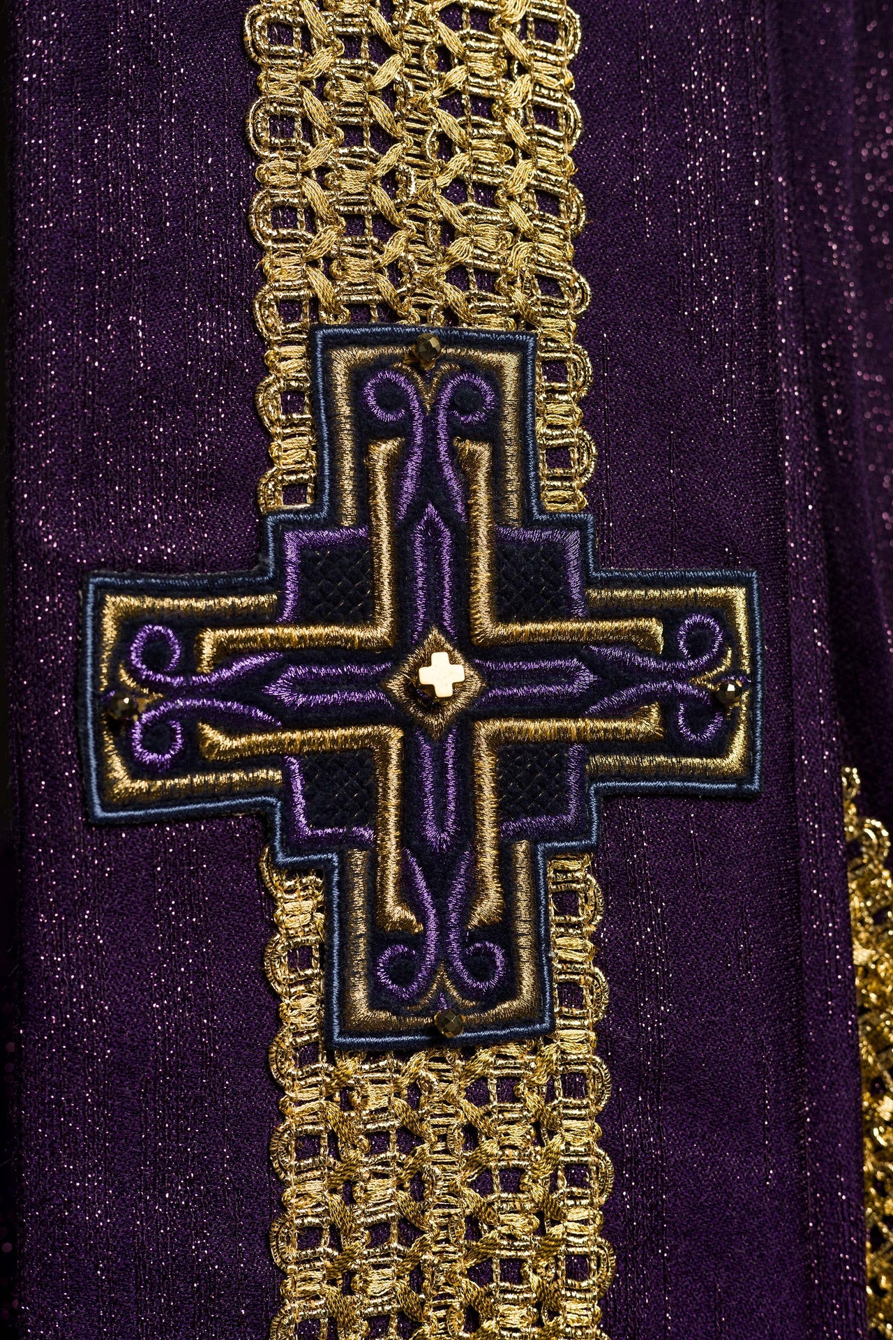 Ręcznie wykonany ornat z naturalnymi kamieniami Handmade 7015 Fioletowy - ORNATY.PL