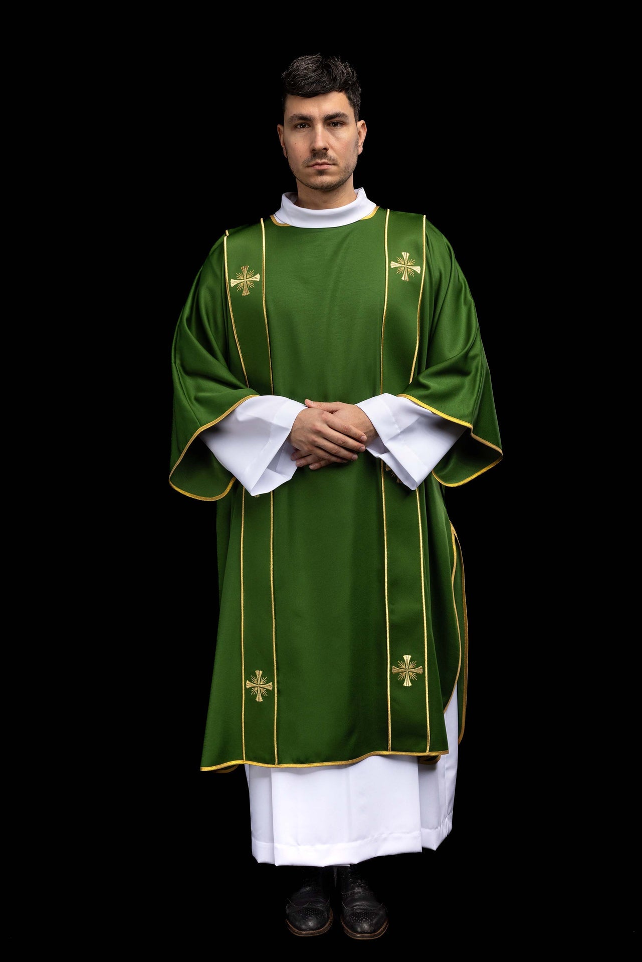 Dalmatyka z pasami i haftowanymi złotymi krzyżami zielona - ORNATY.PL