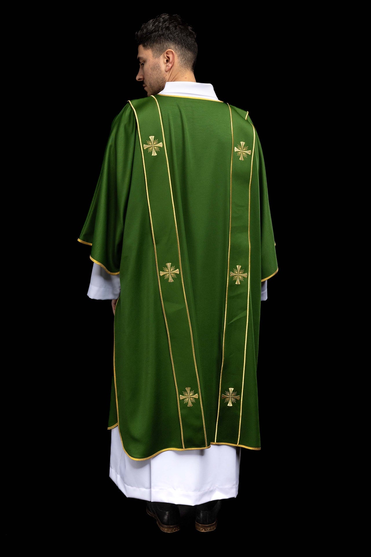 Dalmatyka z pasami i haftowanymi złotymi krzyżami zielona - ORNATY.PL