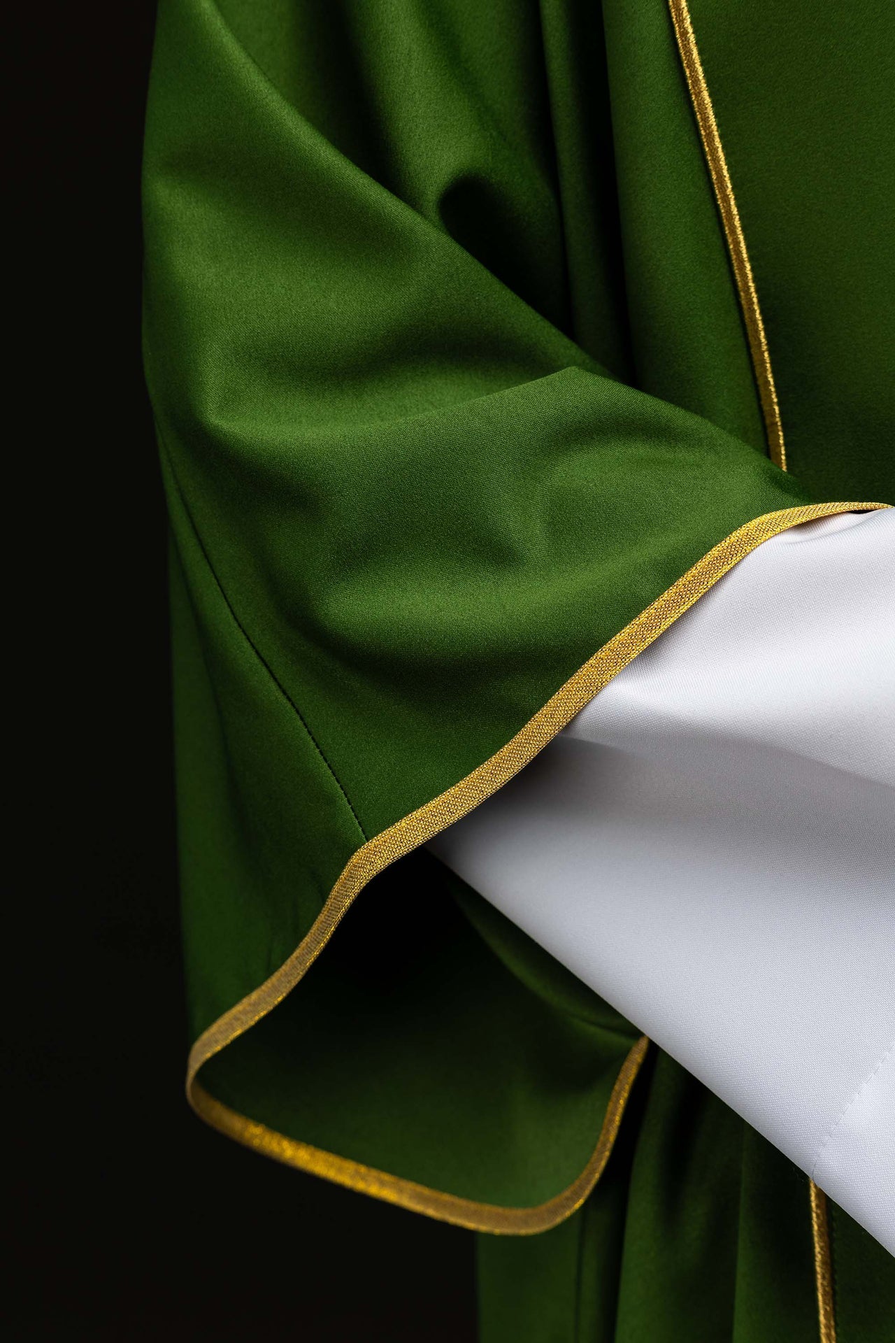 Dalmatyka z pasami i haftowanymi złotymi krzyżami zielona - ORNATY.PL