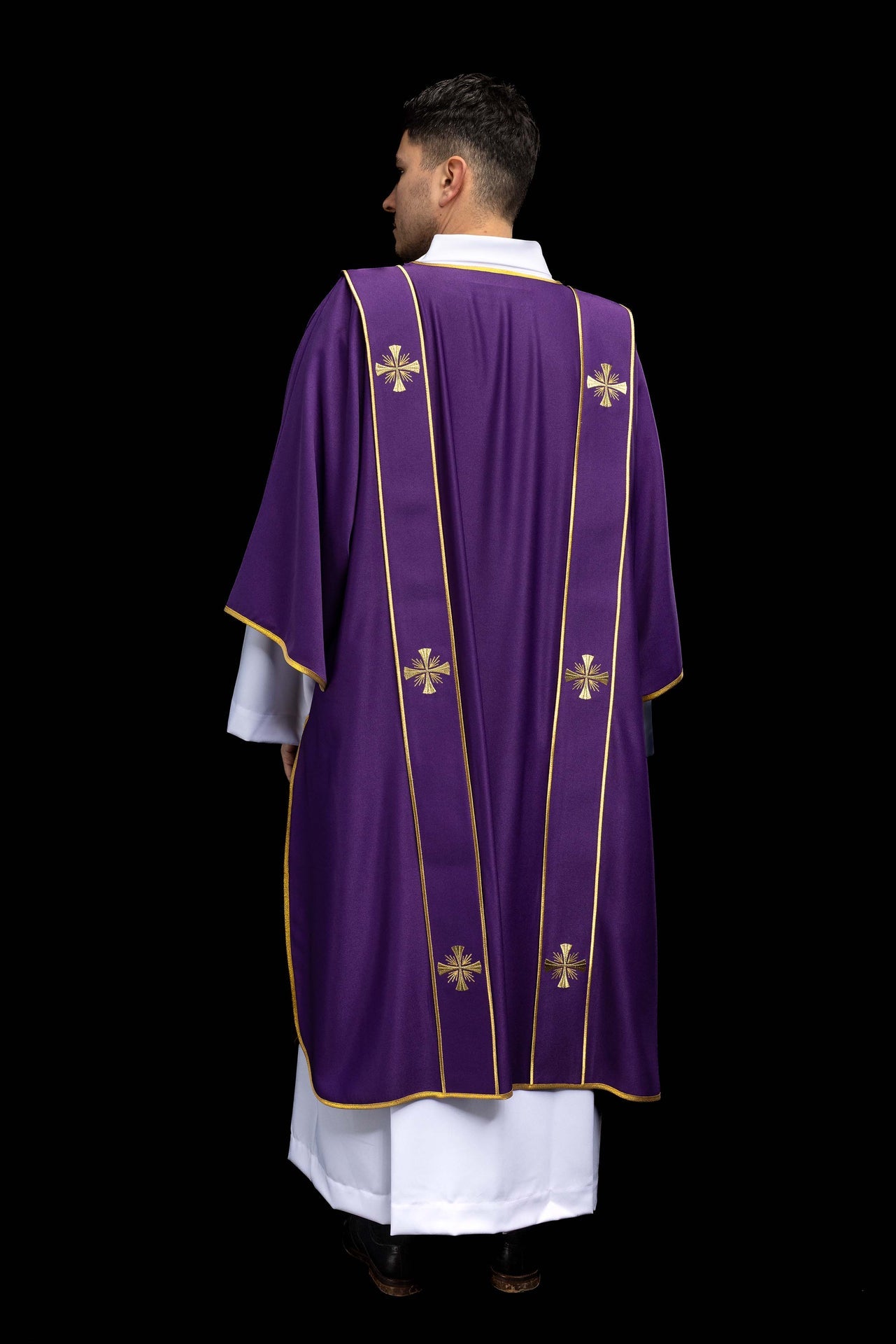 Dalmatyka z pasami i haftowanymi złotymi krzyżami fioletowa - ORNATY.PL