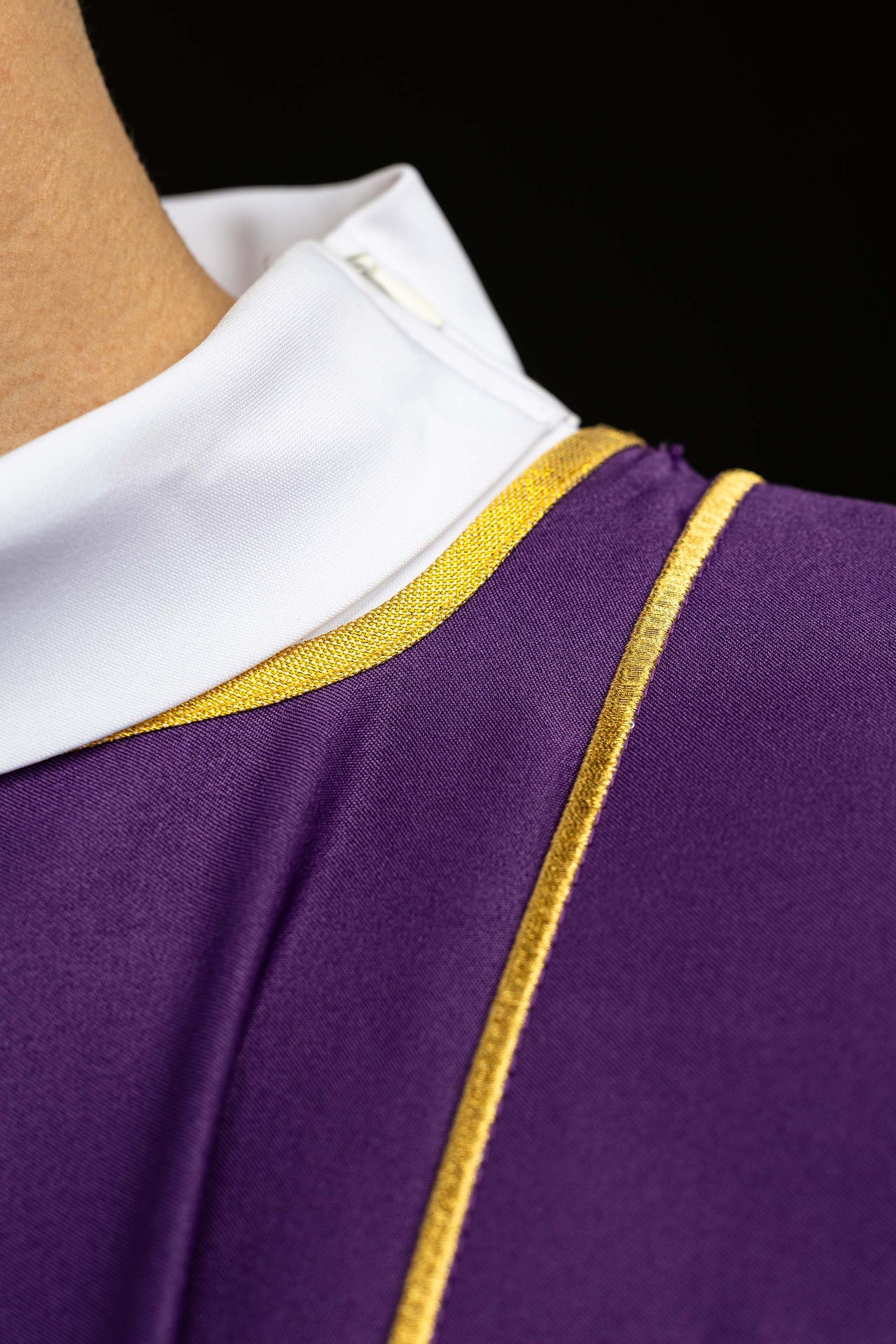 Dalmatyka z pasami i haftowanymi złotymi krzyżami fioletowa - ORNATY.PL