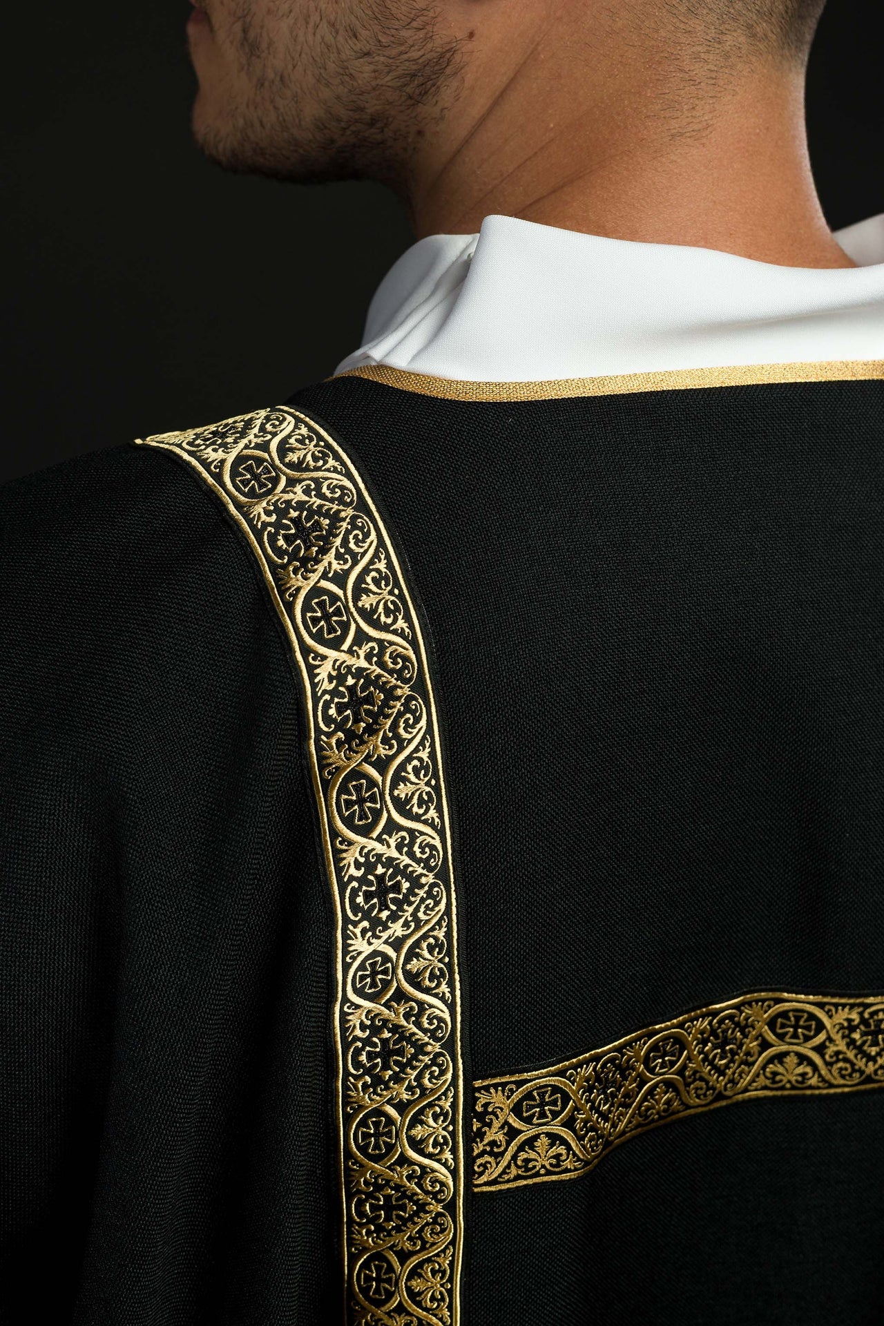 Dalmatyka czarna ozdobiona złotymi tasiemkami żakardowymi - ORNATY.PL