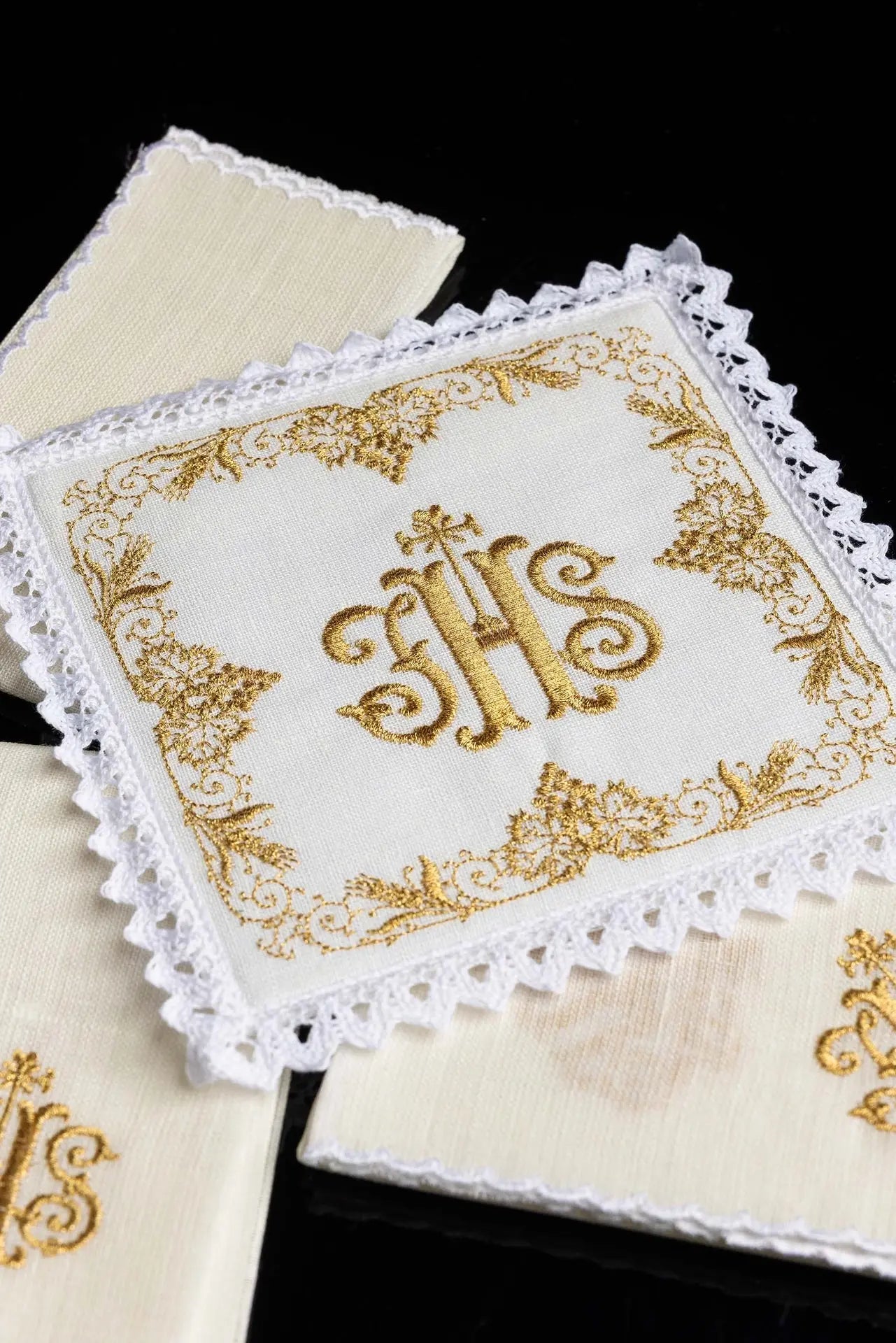 Richly decorated chalice linens set with IHS
