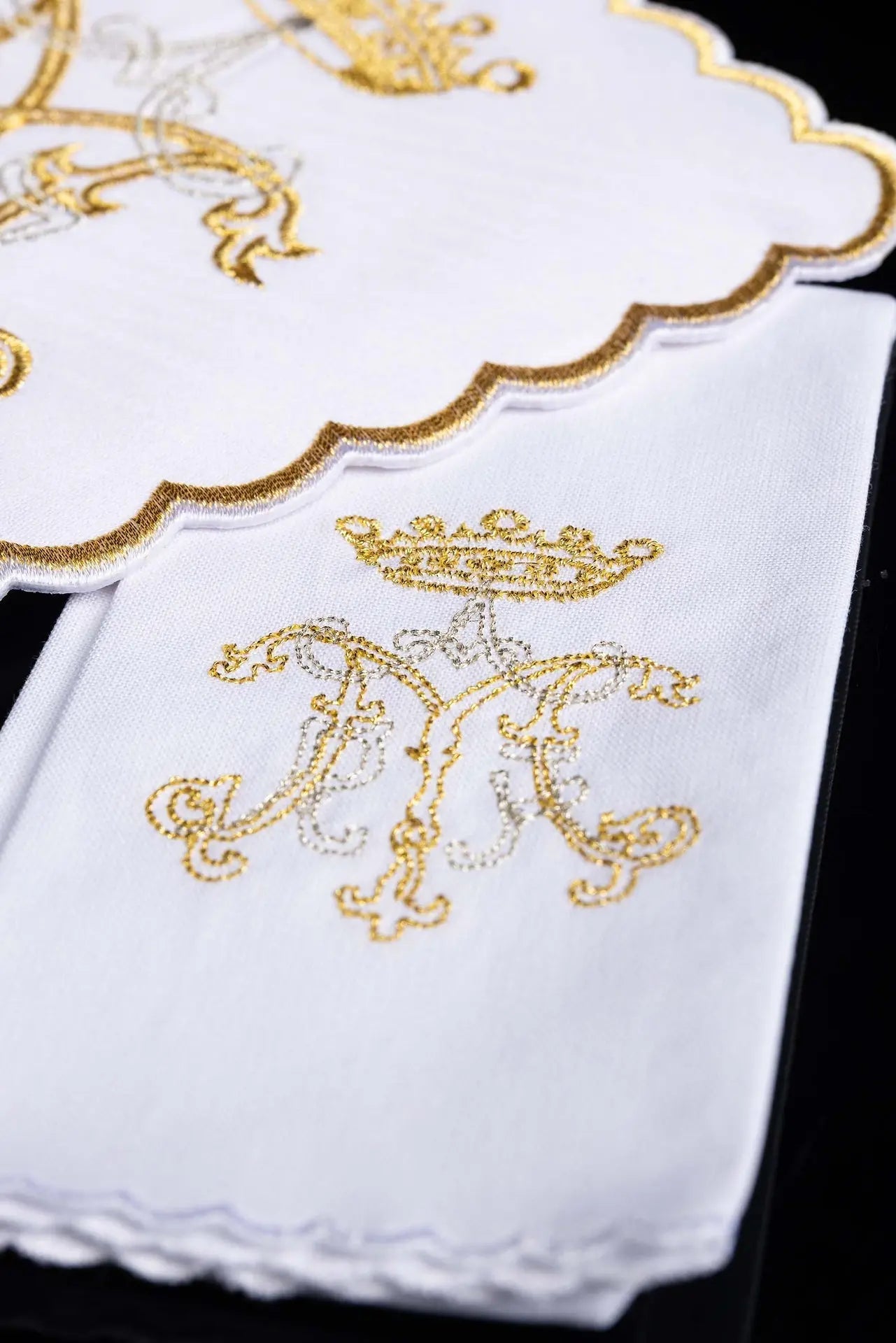 Chalice linen with gold Marian embroidery