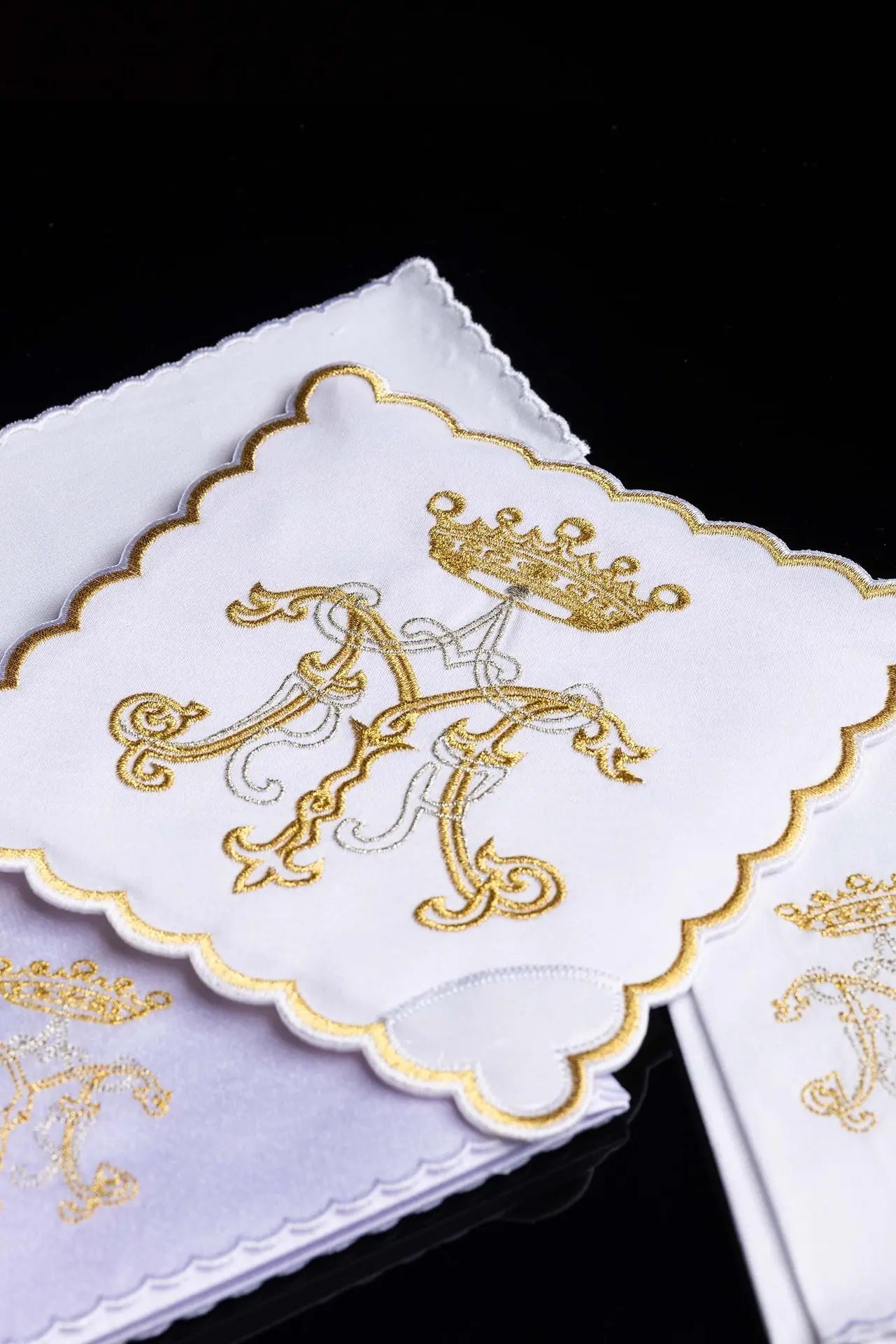 Chalice linen with gold Marian embroidery