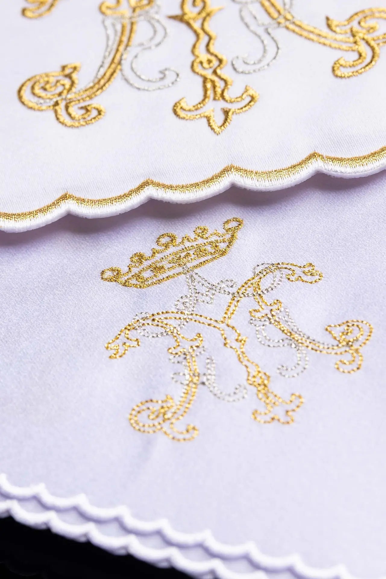 Chalice linen with gold Marian embroidery