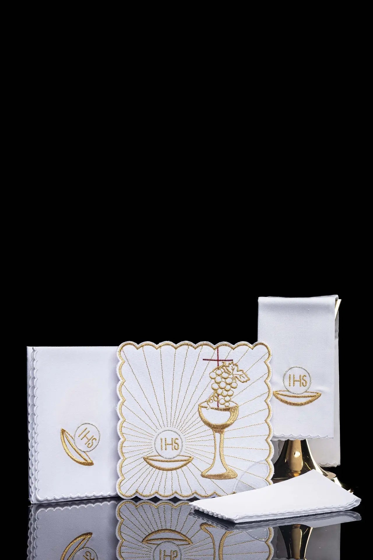 Linen chalice linen with Eucharistic embroidery