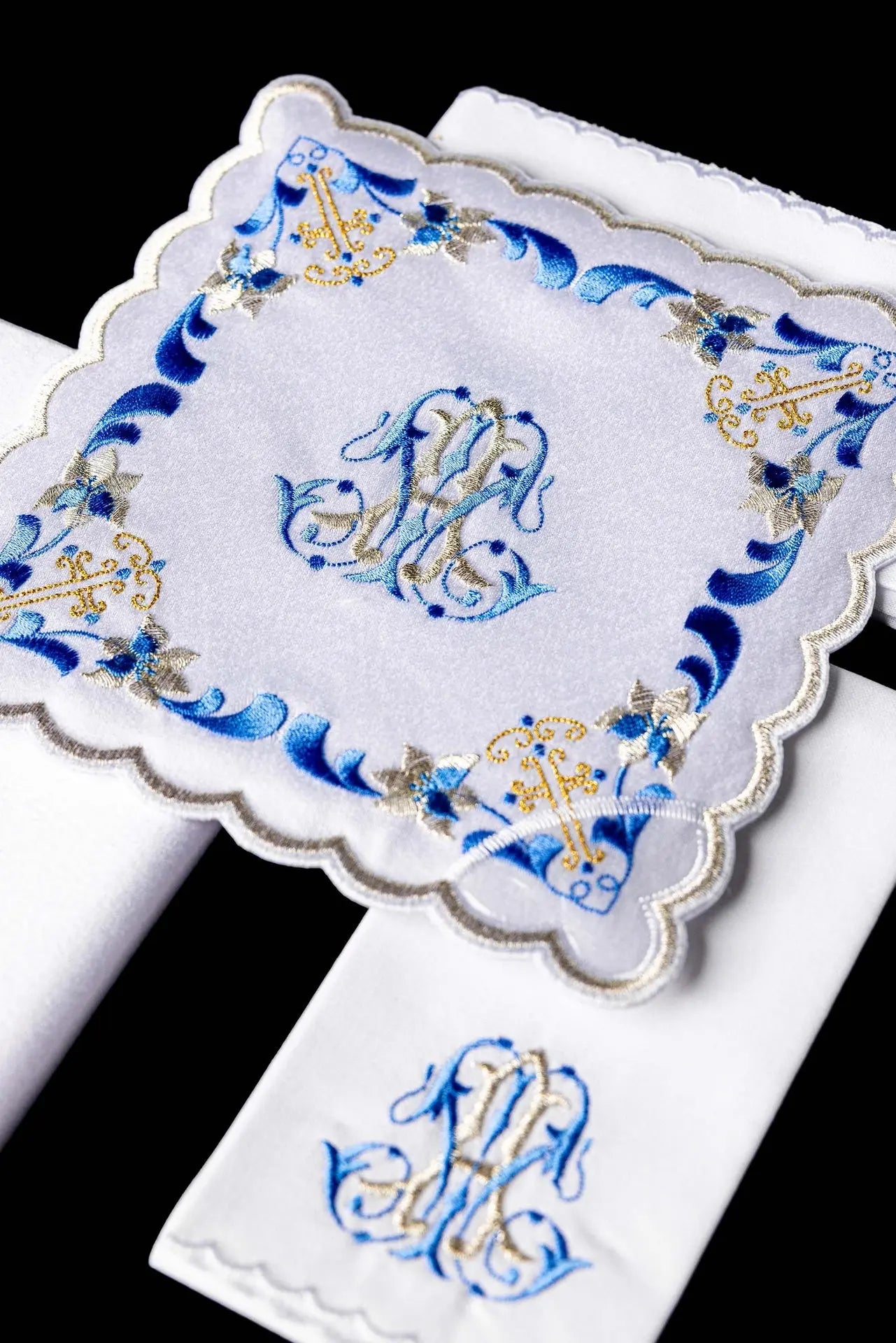 Chalice linen with blue trim and Marian embroidery
