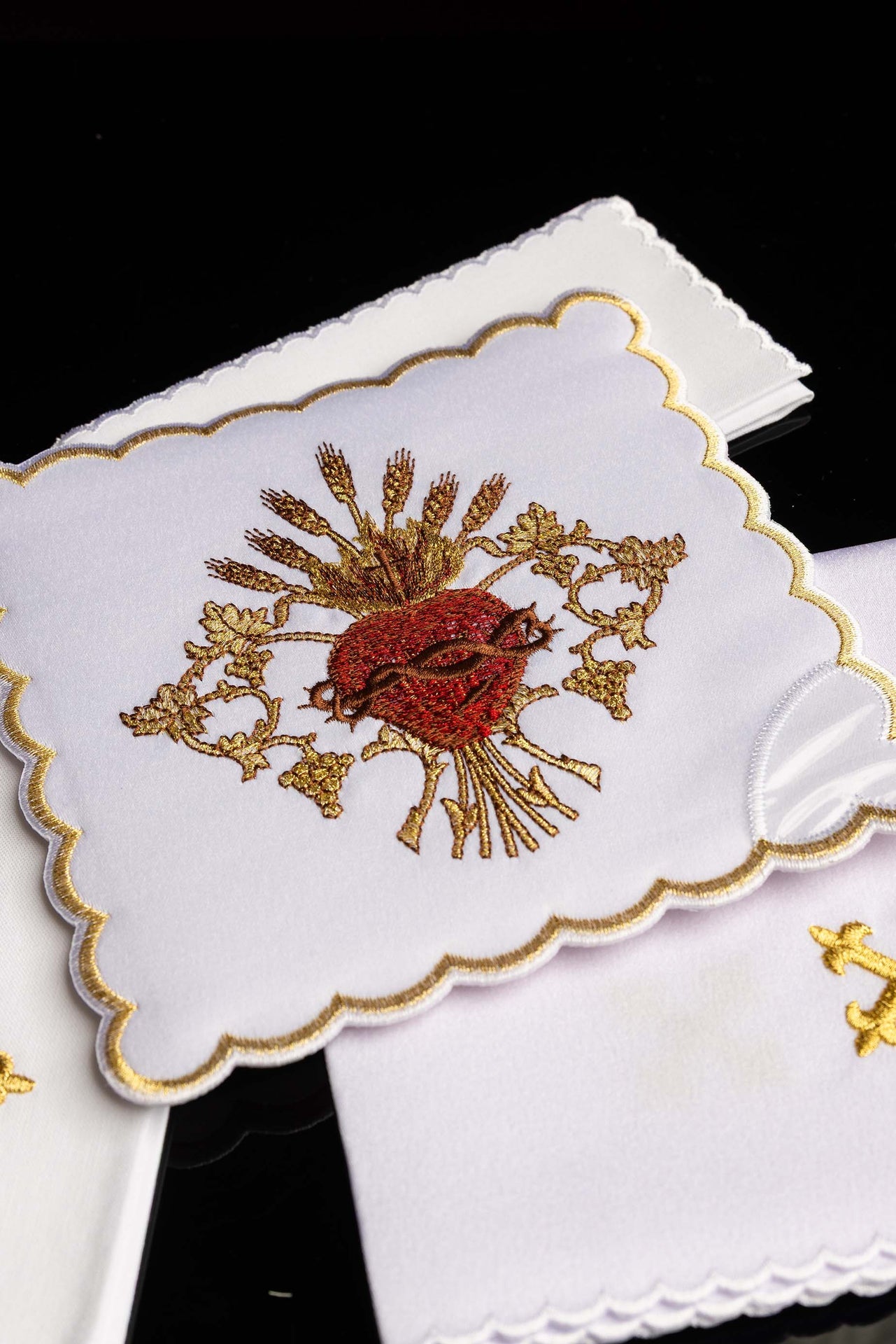 Bielizna kielichowa haftowana z Sercem Pana Jezusa - ORNATY.PL