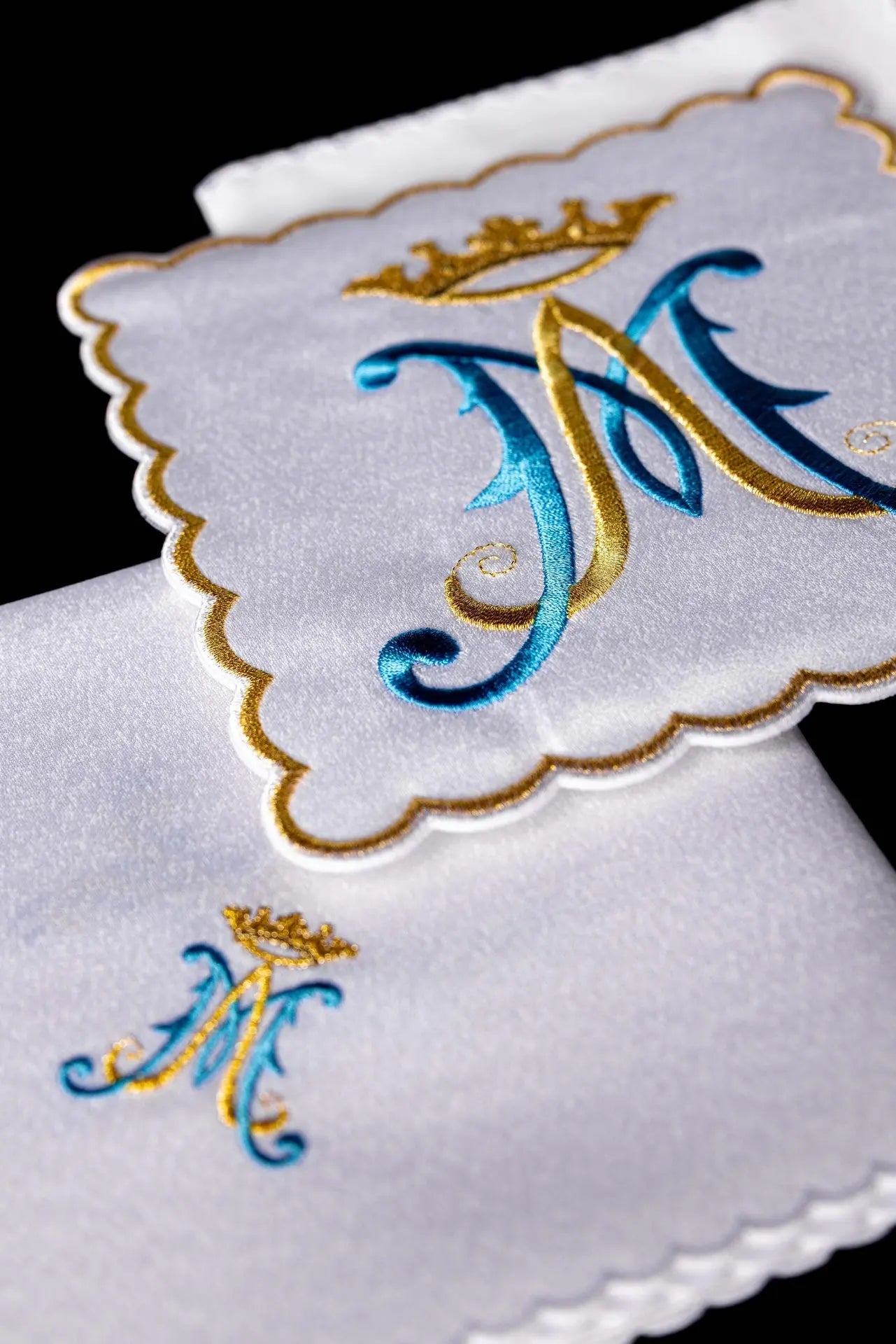 Chalice linen with embroidered Marian symbol