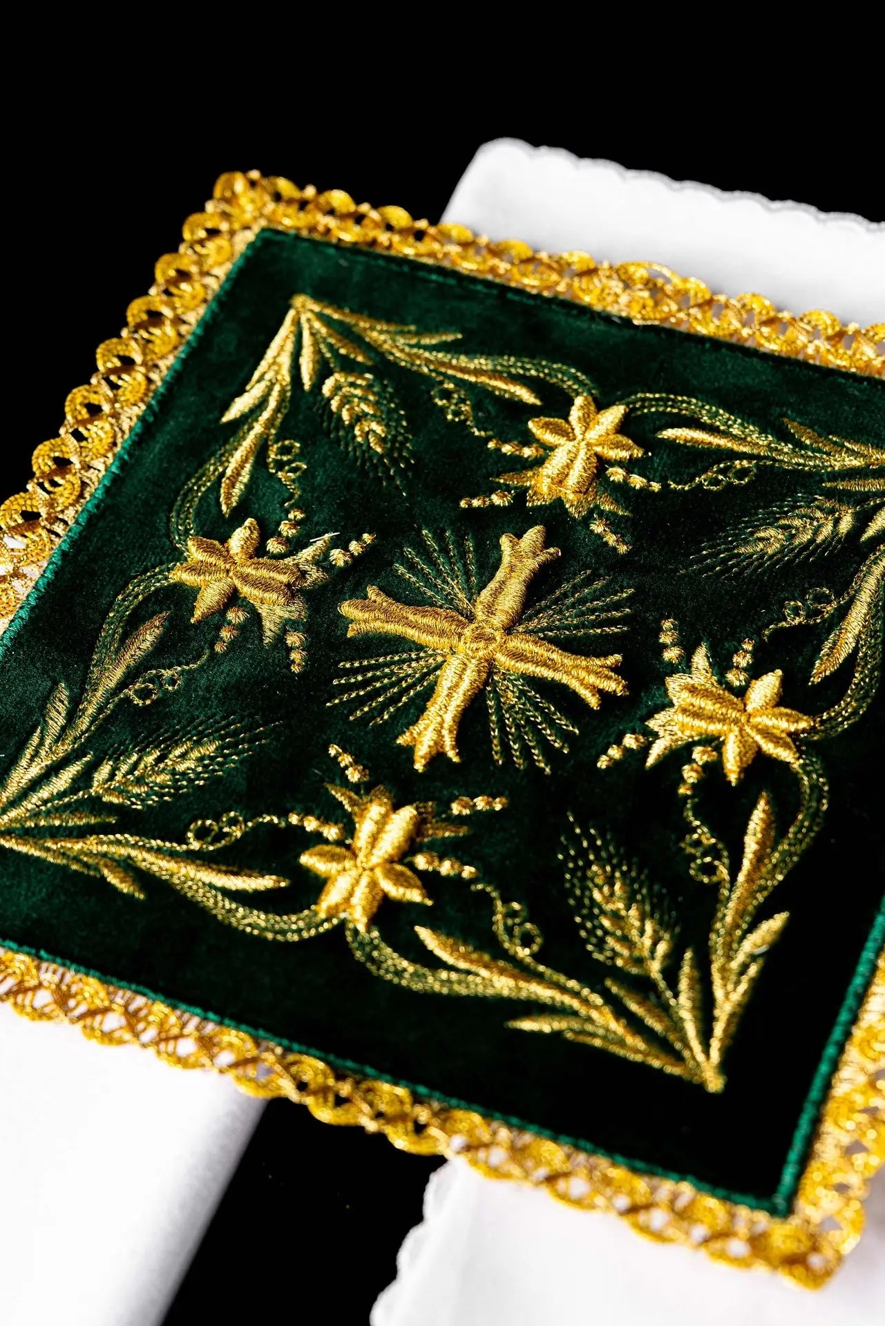 Embroidered velvet cup linen Green