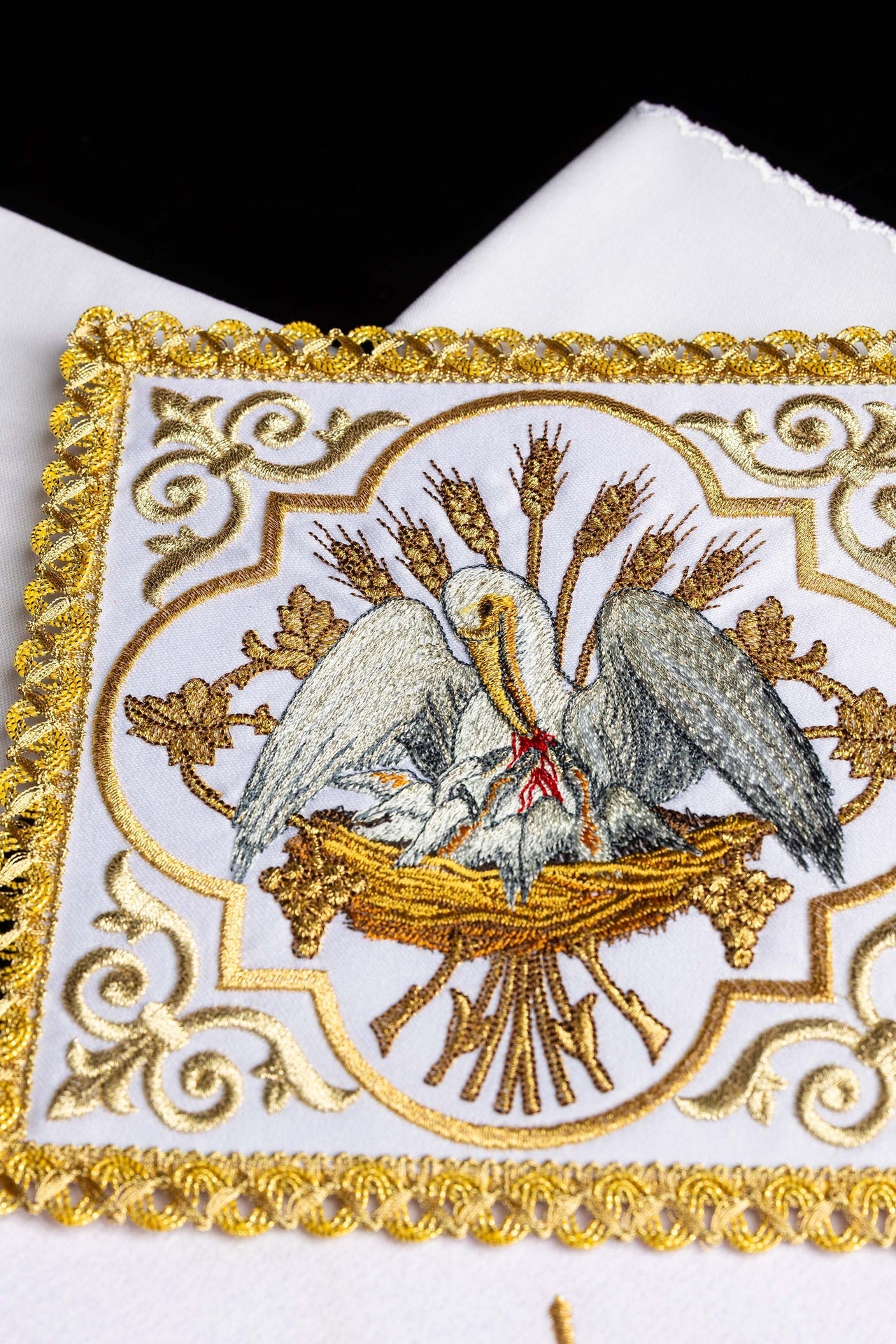 Bielizna kielichowa haftowana z wizerunkiem Pelikana - ORNATY.PL