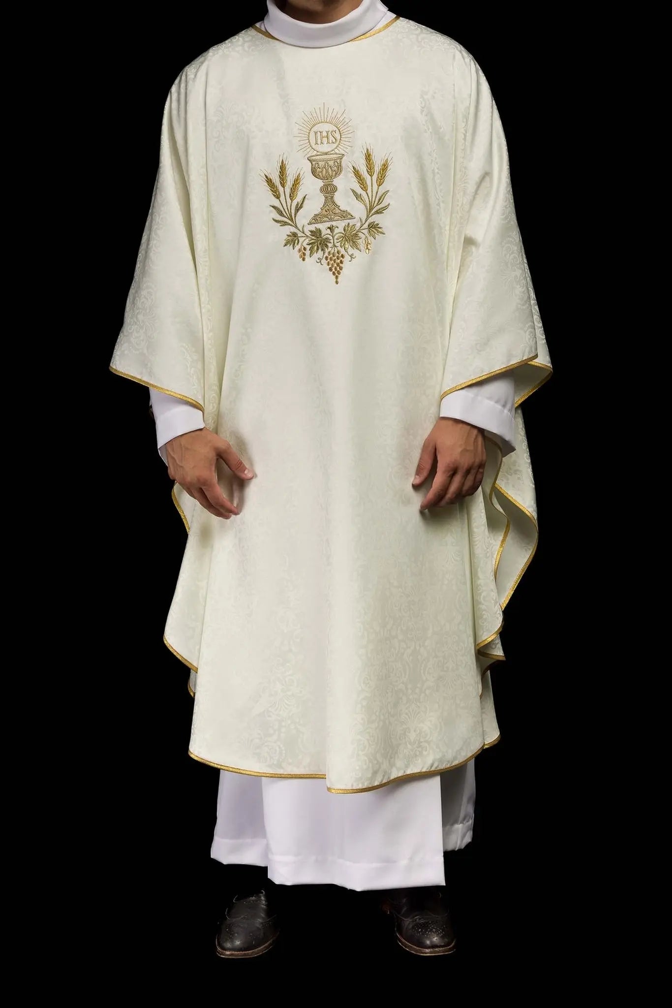 Ecru liturgical chasuble with chalice and host embroidery on jacquard fabric