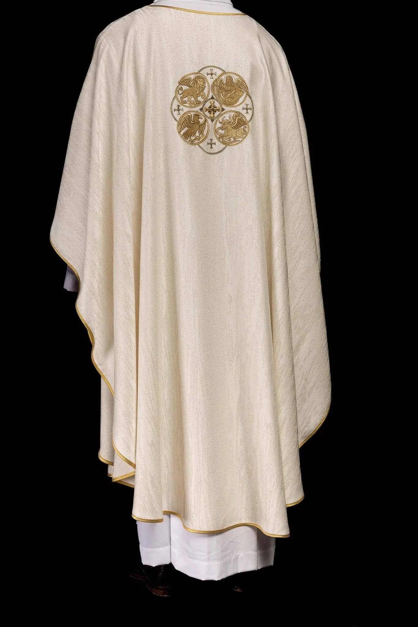 Ecru chasuble with embroidery of the Four Evangelists on decorative fabric