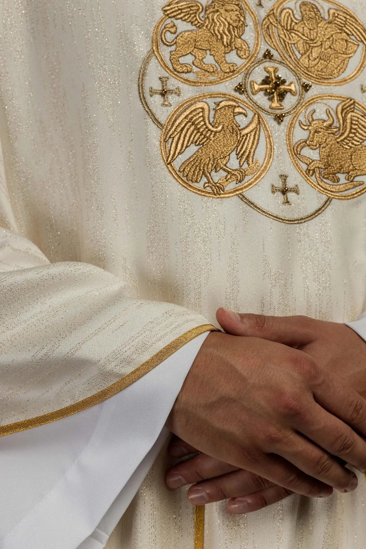 Ecru chasuble with embroidery of the Four Evangelists on decorative fabric