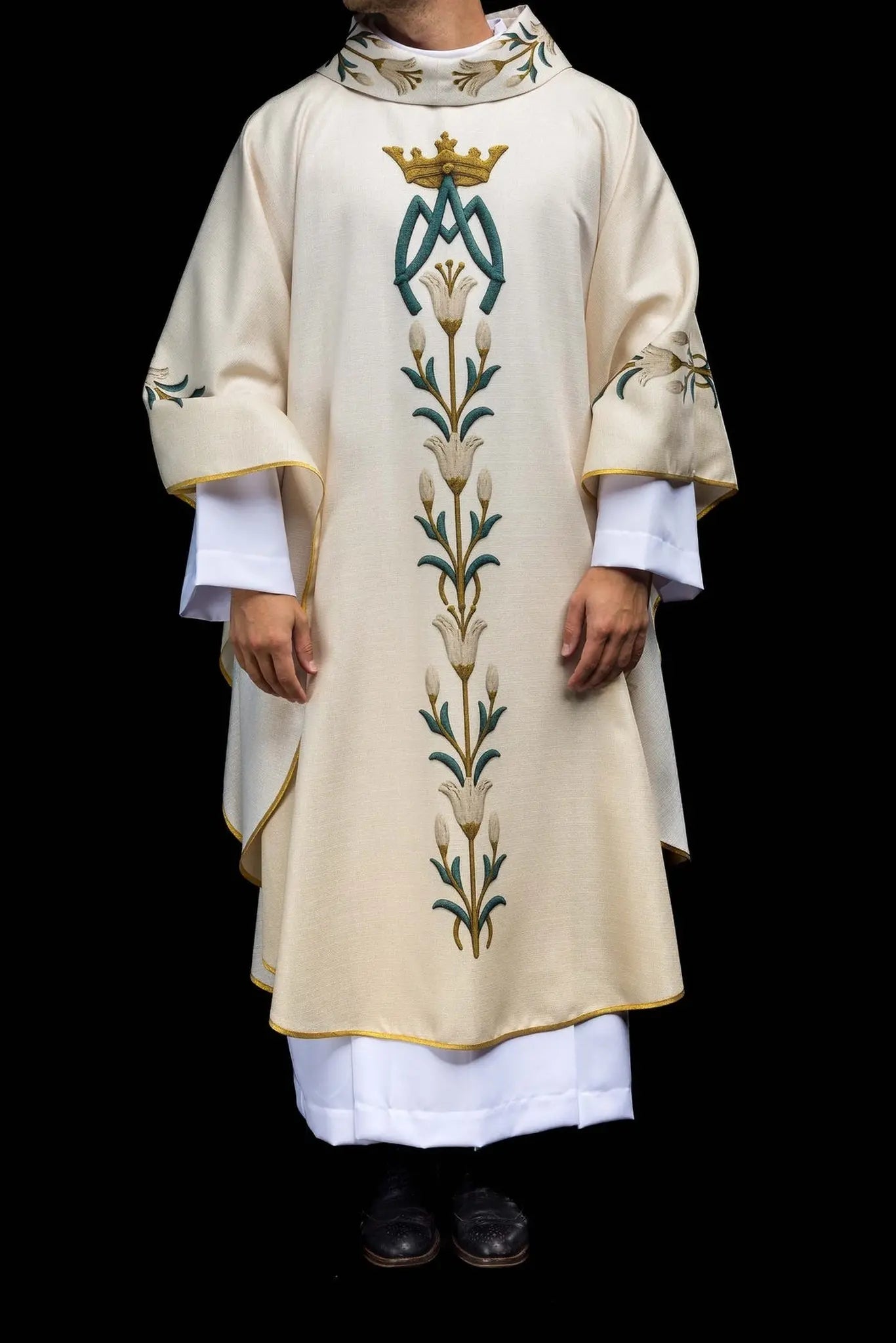 Marian printed chasuble with lily pattern and monogram ecru