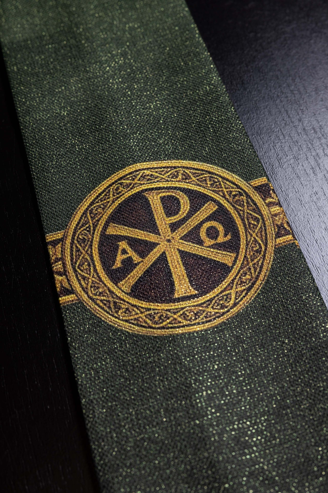 Ornat drukowany Pax zielony z bogatym złotym zdobieniem - ORNATY.PL