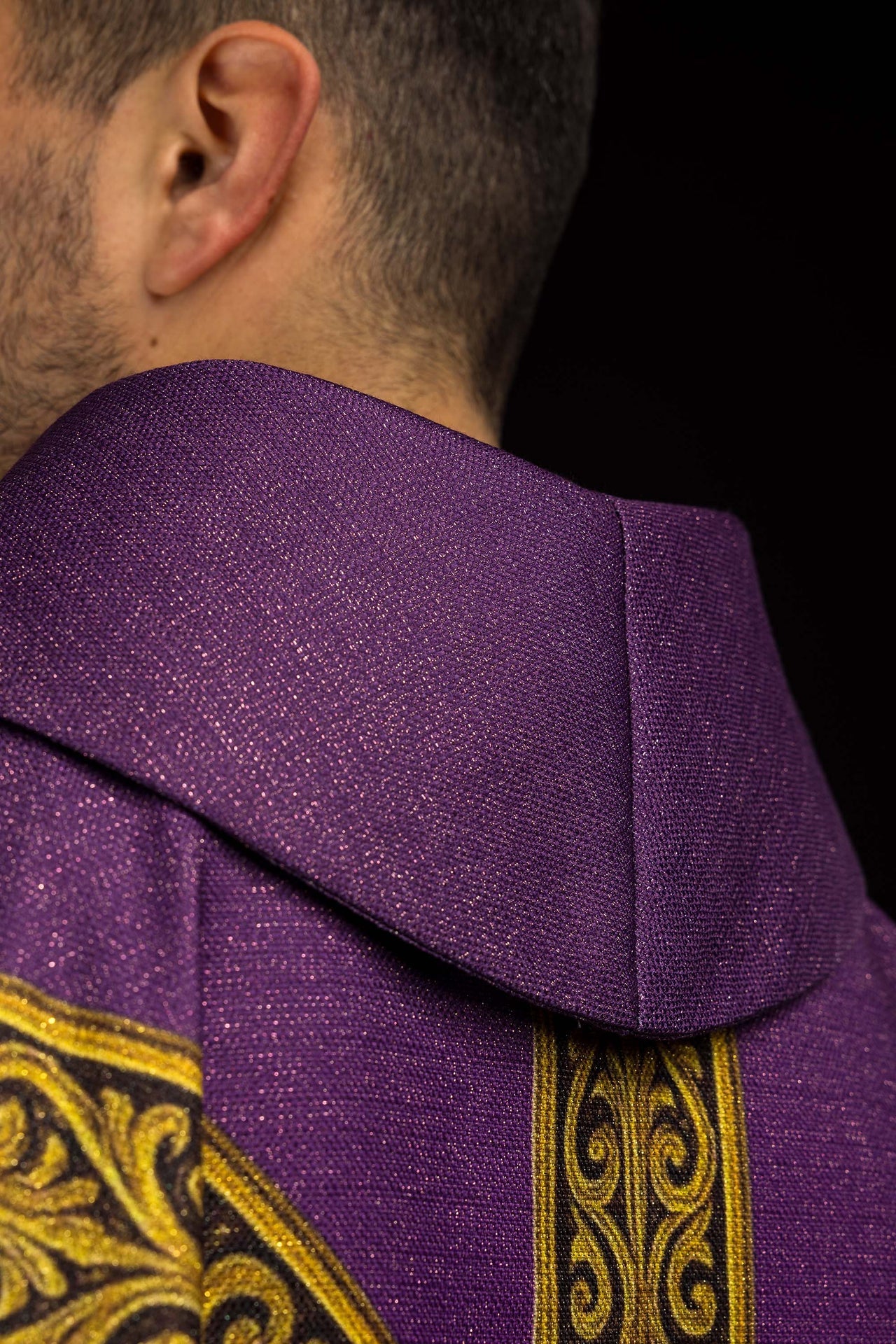 Ornat drukowany Pax fioletowy z bogatym złotym zdobieniem - ORNATY.PL