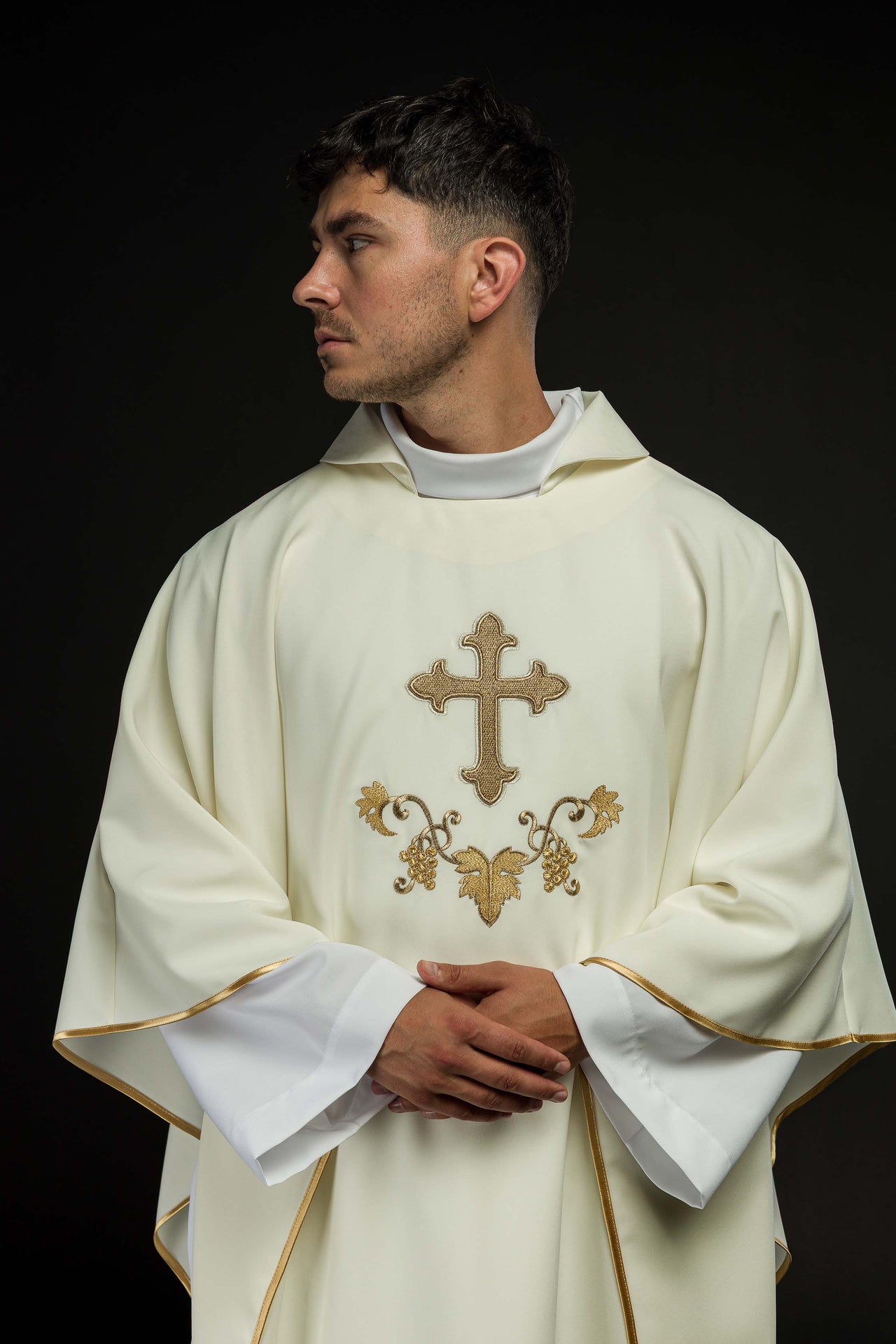 Ornat haftowany z symbolem krzyża i szerokim kołnierzem ecru - ORNATY.PL