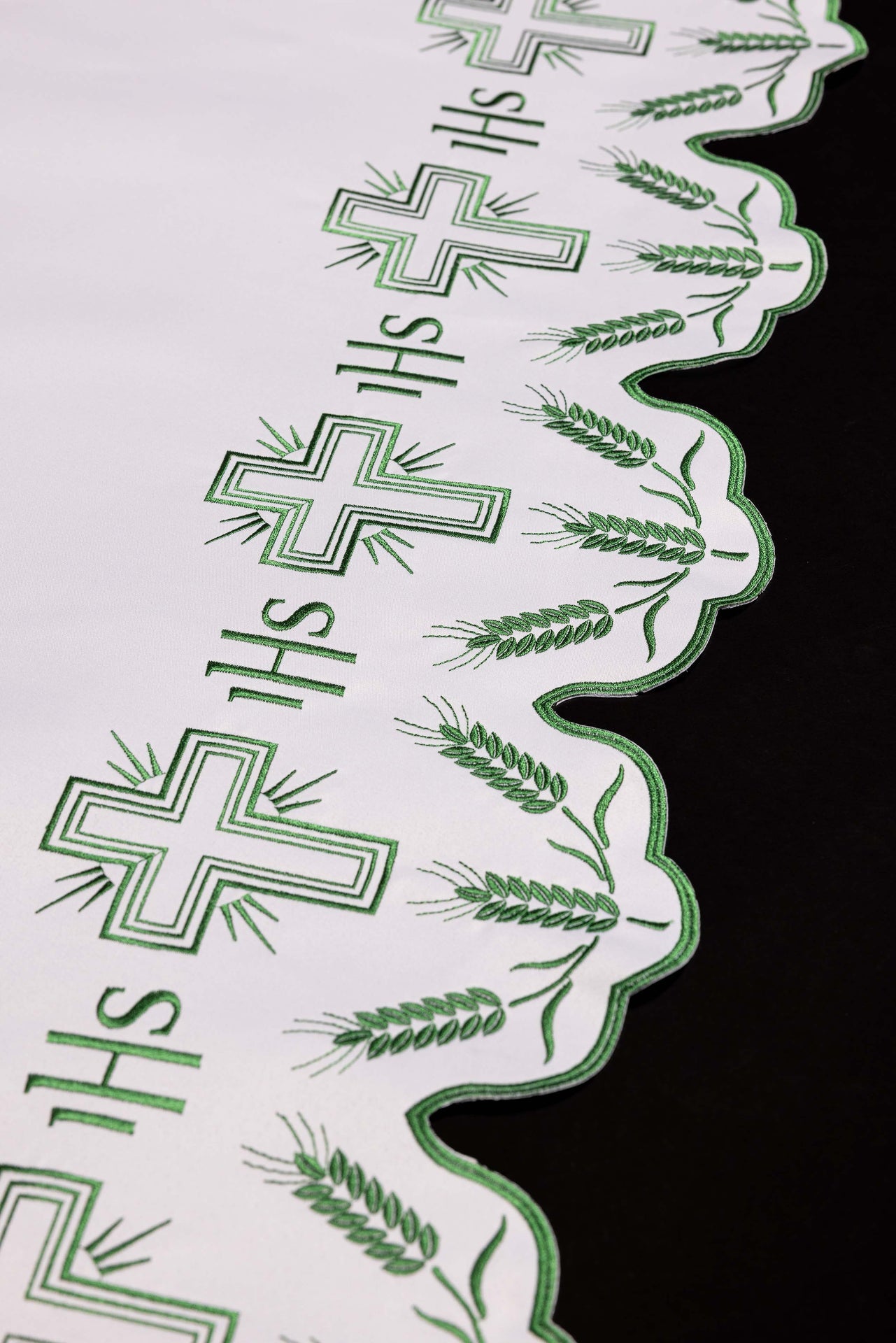 Obrus ołtarzowy z haftem w krzyże zielone wykończenie - ORNATY.PL