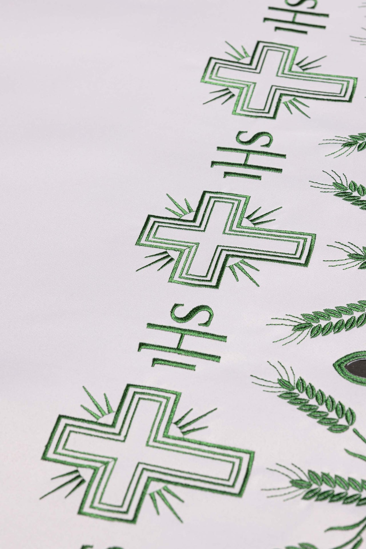 Obrus ołtarzowy z haftem w krzyże zielone wykończenie - ORNATY.PL