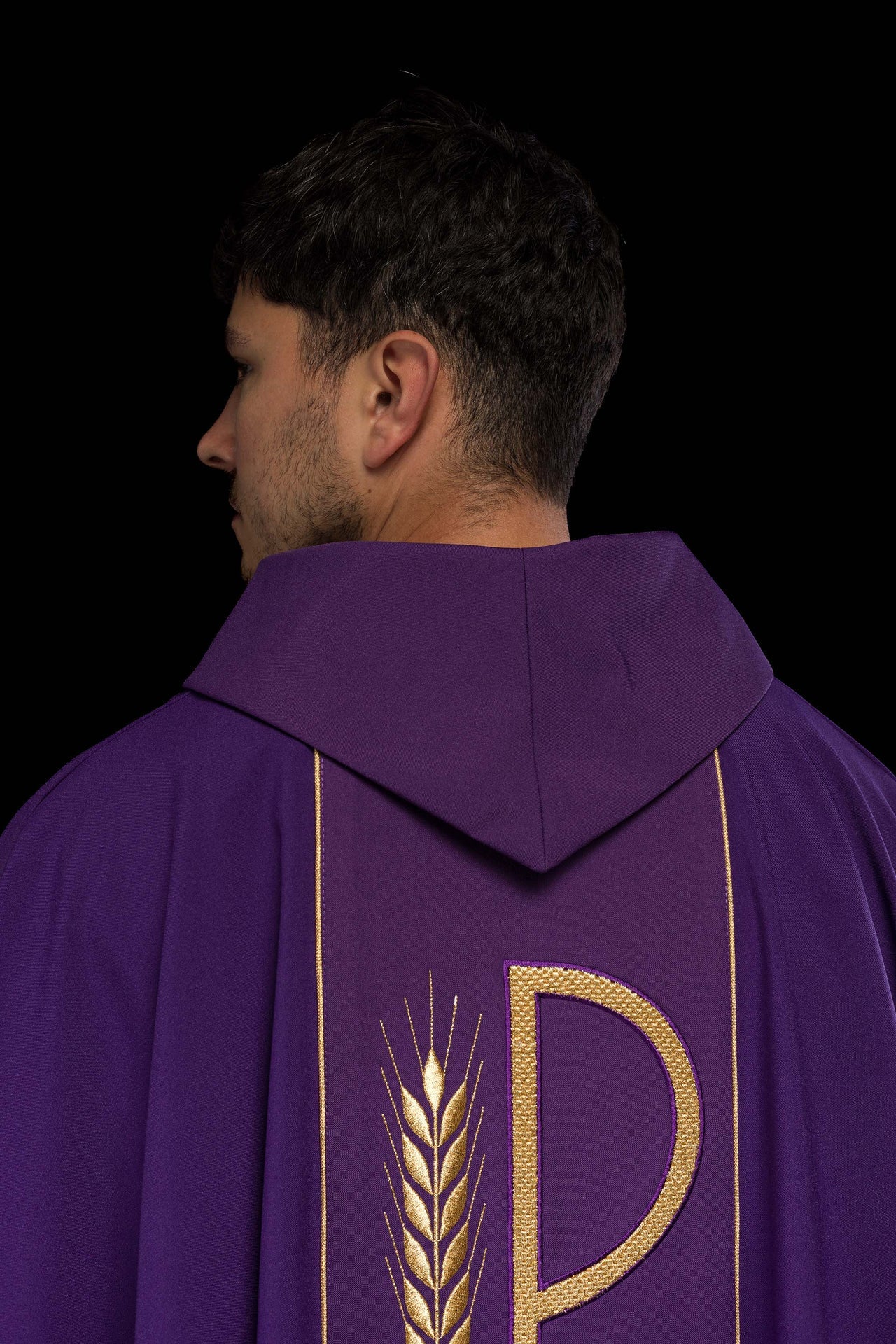 Fioletowy ornat haftowany z wzorem Kielicha IHS - ORNATY.PL