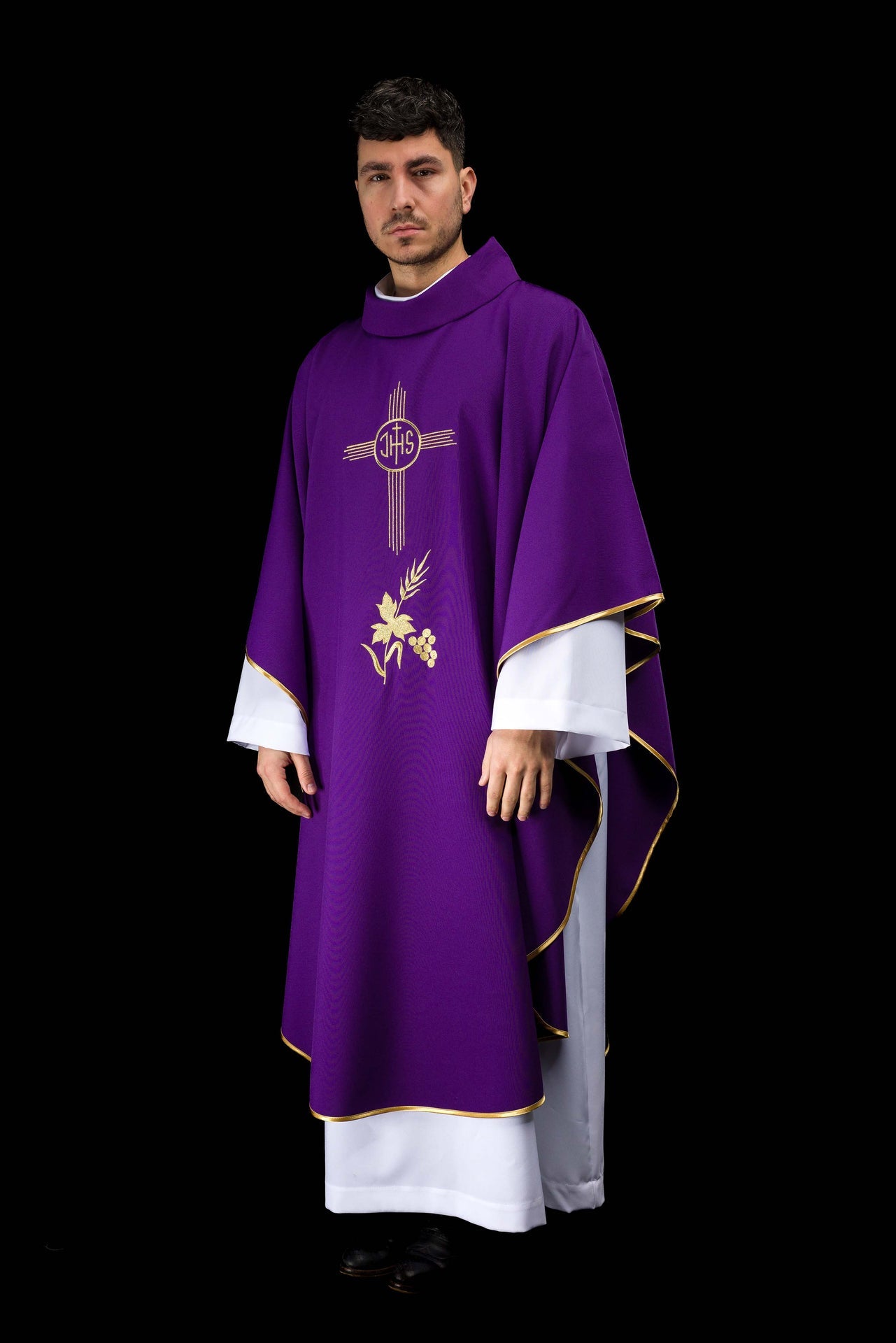 Fioletowy ornat haftowany z motywem IHS - ORNATY.PL