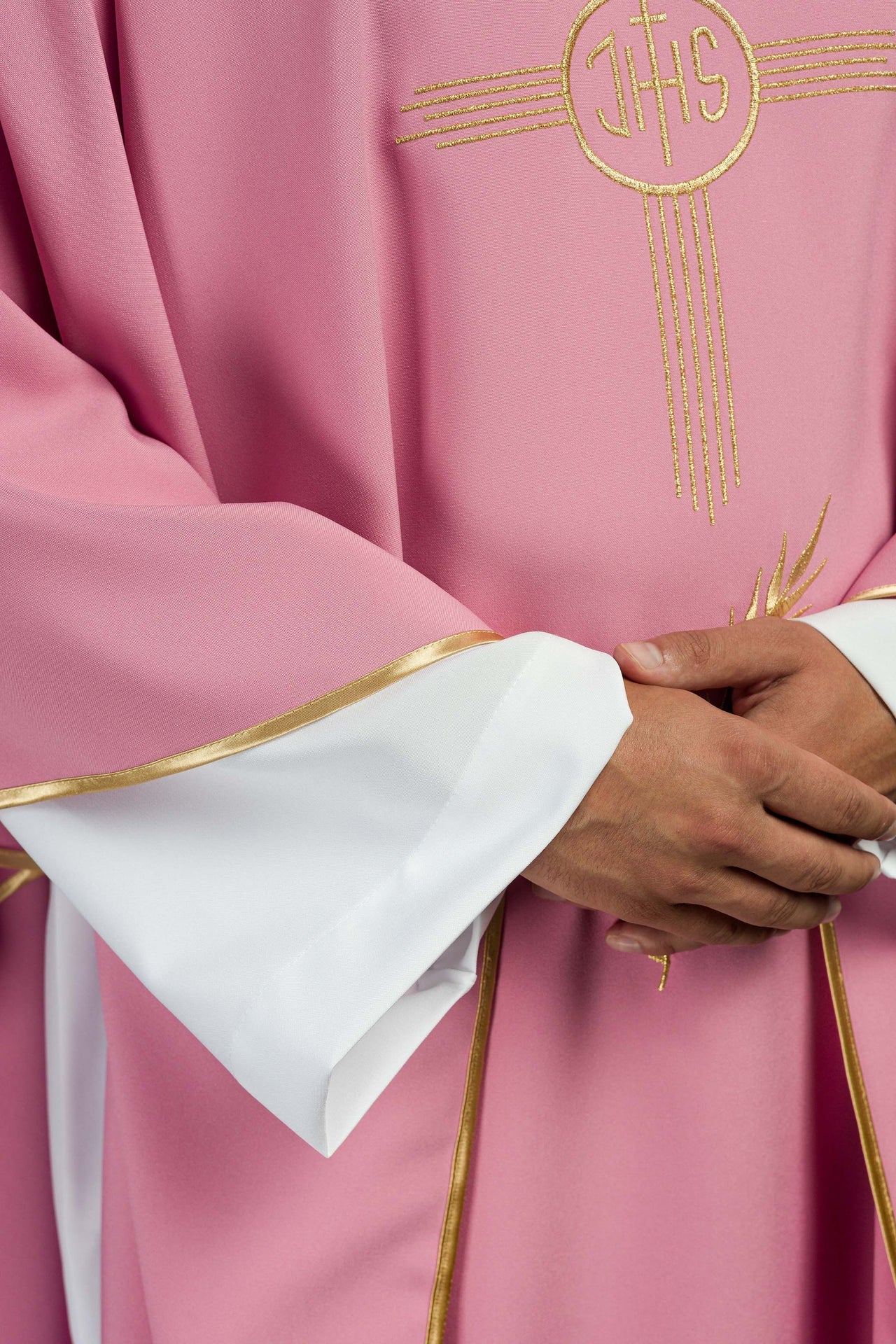 Ornat haftowany z złotym wzorem w kolorze różowym - ORNATY.PL
