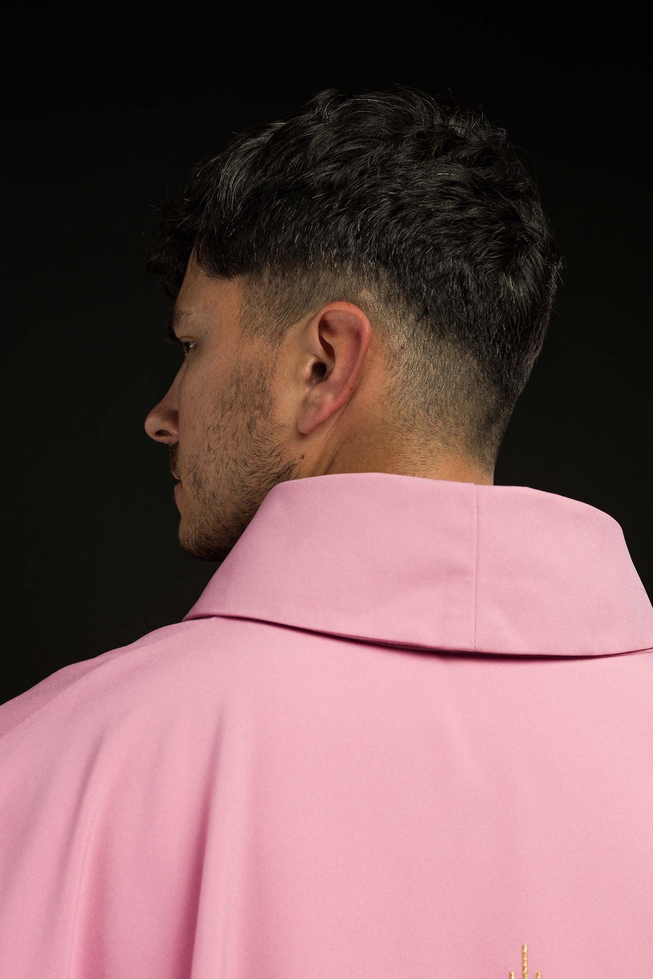 Ornat haftowany z złotym wzorem w kolorze różowym - ORNATY.PL