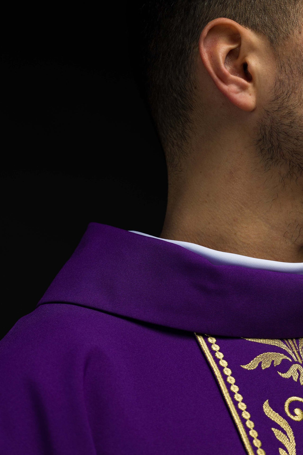 Fioletowy ornat liturgiczny zdobiony złotym pasem haftowanym - ORNATY.PL