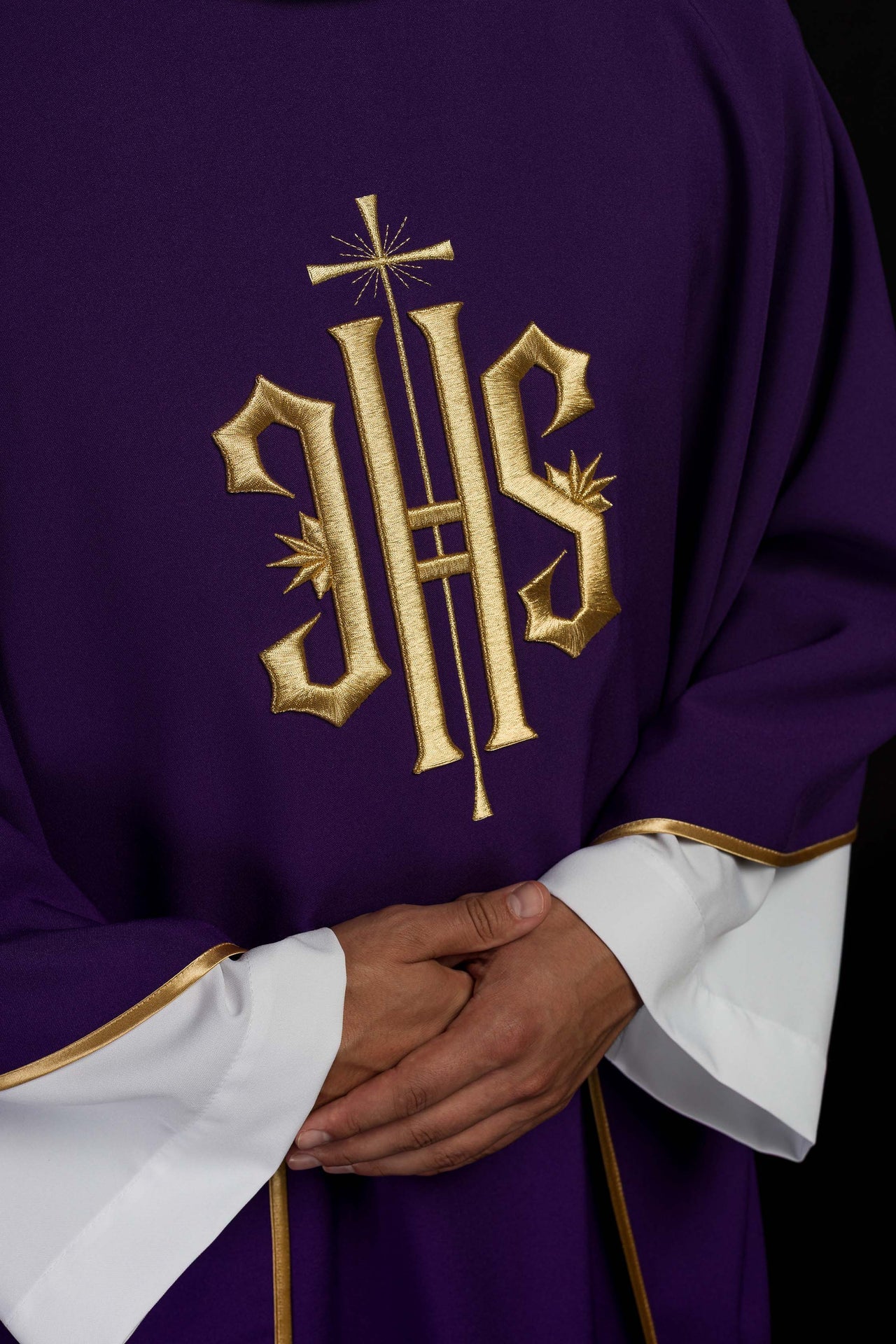 Fioletowy ornat haftowany z złotym motywem IHS - ORNATY.PL