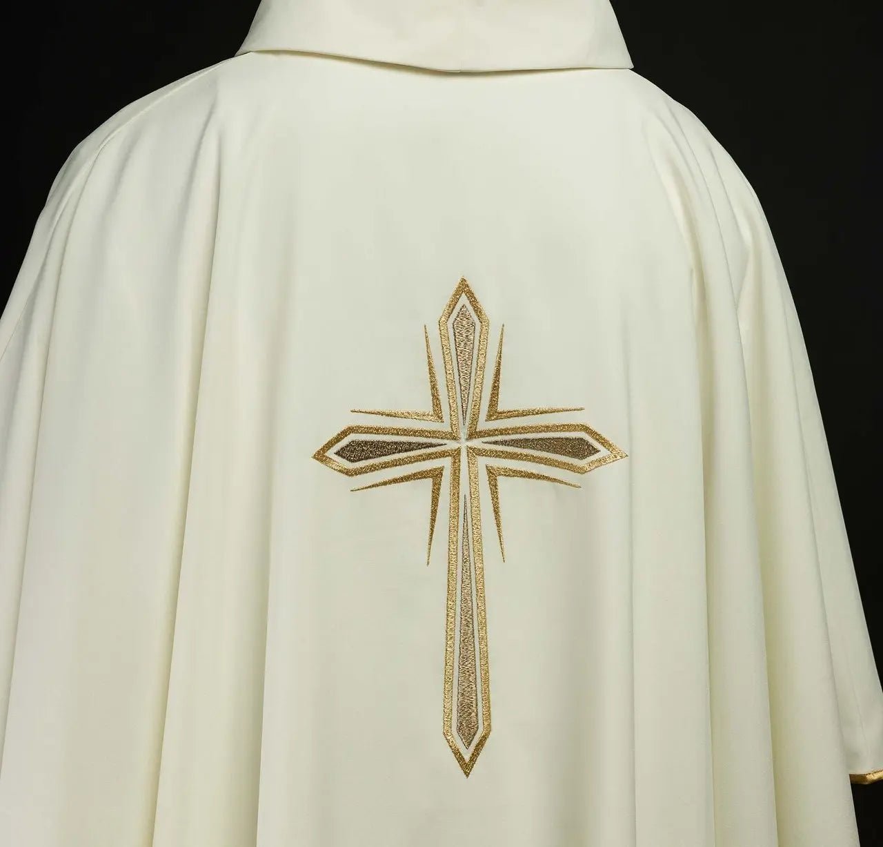 Embroidered chasuble with the motif of the Holy Cross
