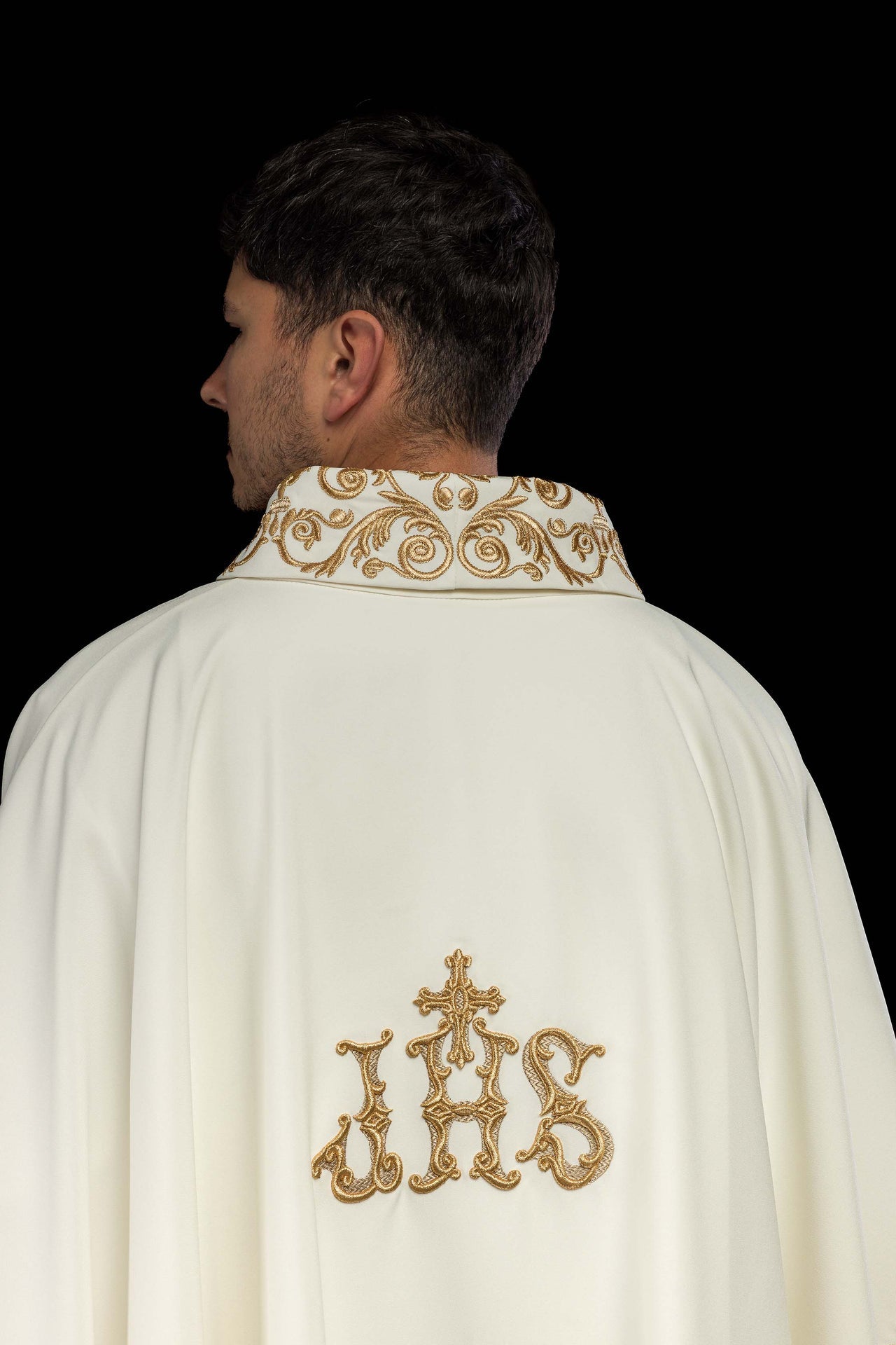 Ornat z zdobionym wykończeniem i motywem IHS - ORNATY.PL