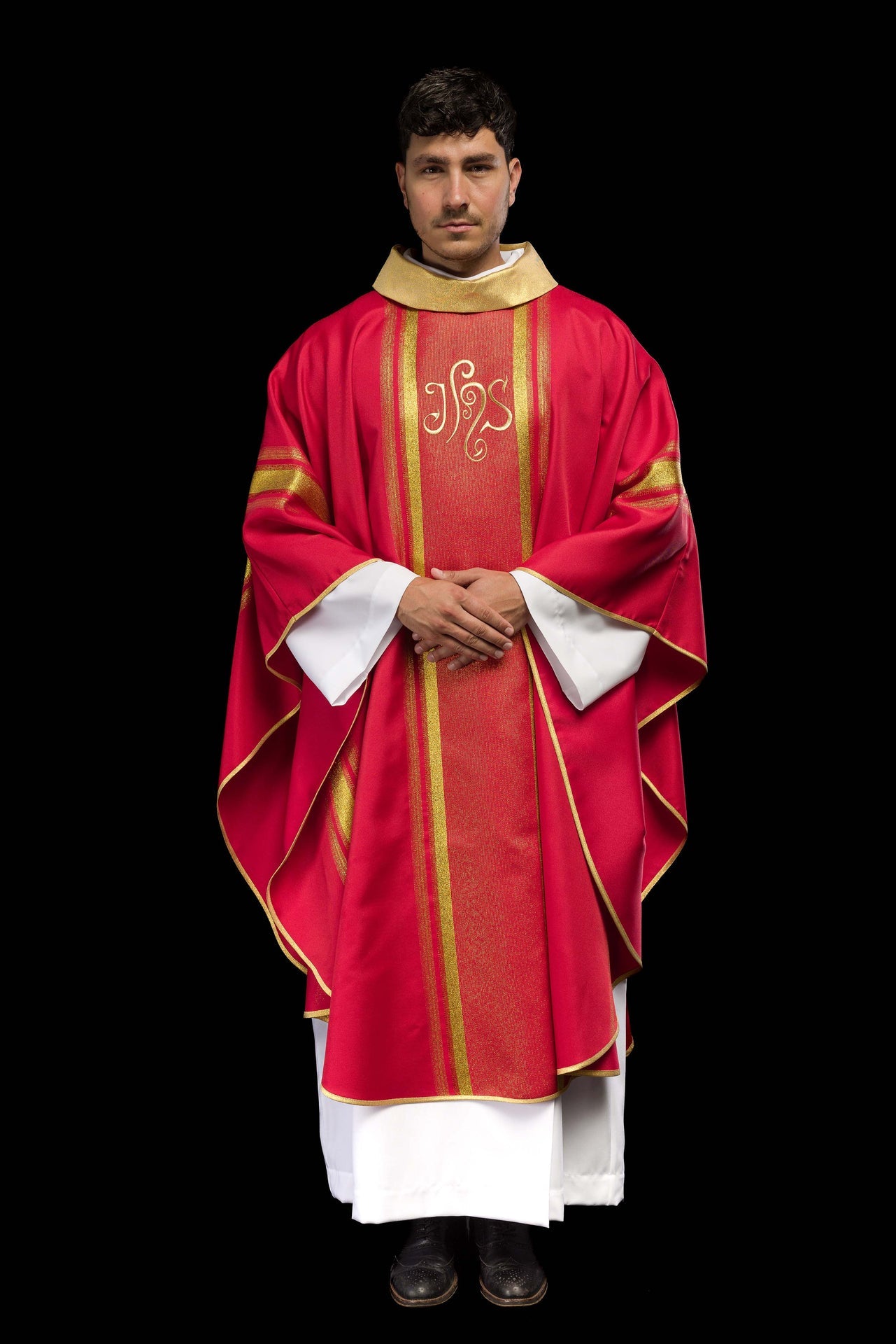 Czerwony ornat haftowany z wzorem IHS ze złoceniami - ORNATY.PL