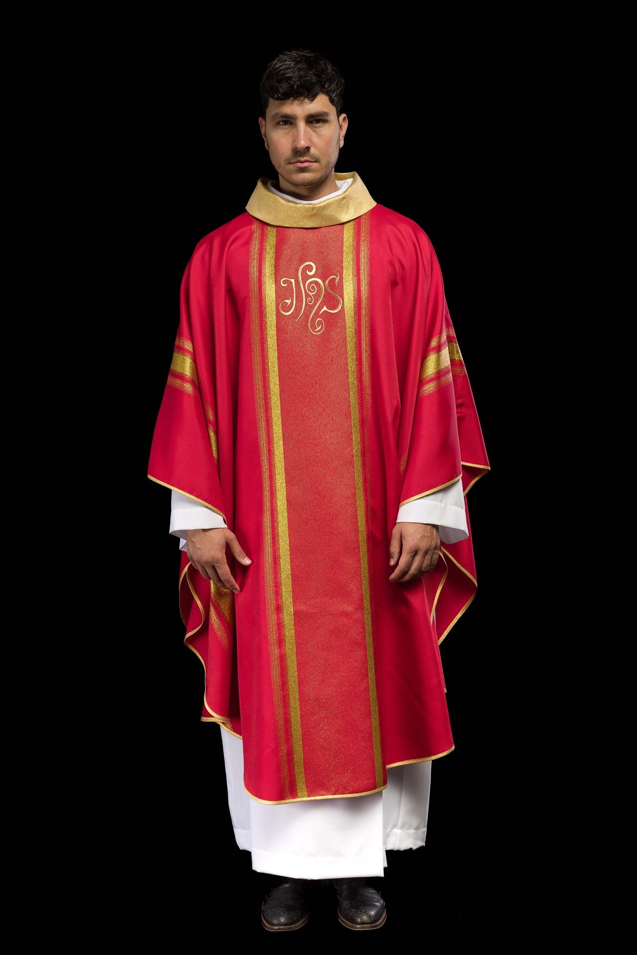 Czerwony ornat haftowany z wzorem IHS ze złoceniami - ORNATY.PL