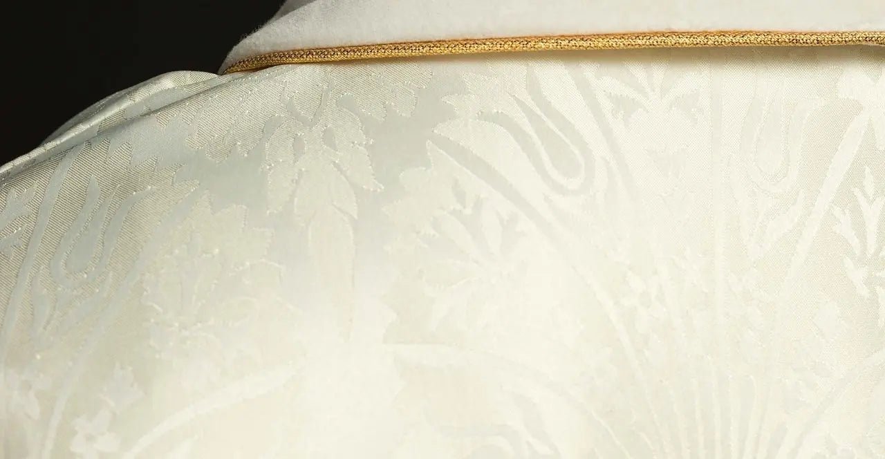 Chasuble with the image of Jesus Christ on the cross in ecru