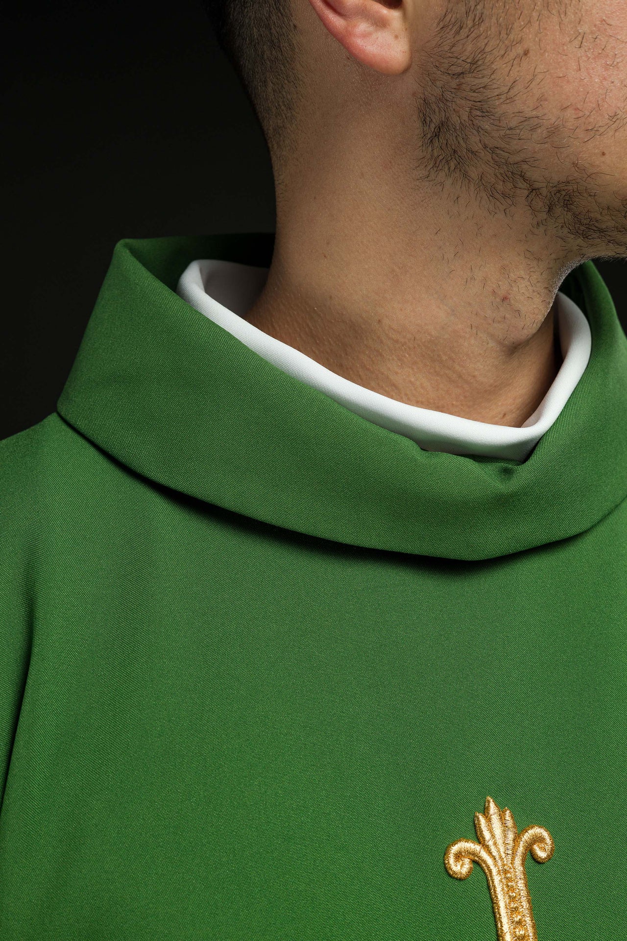 Ornat zielony z wypukłym haftem JHS - ORNATY.PL