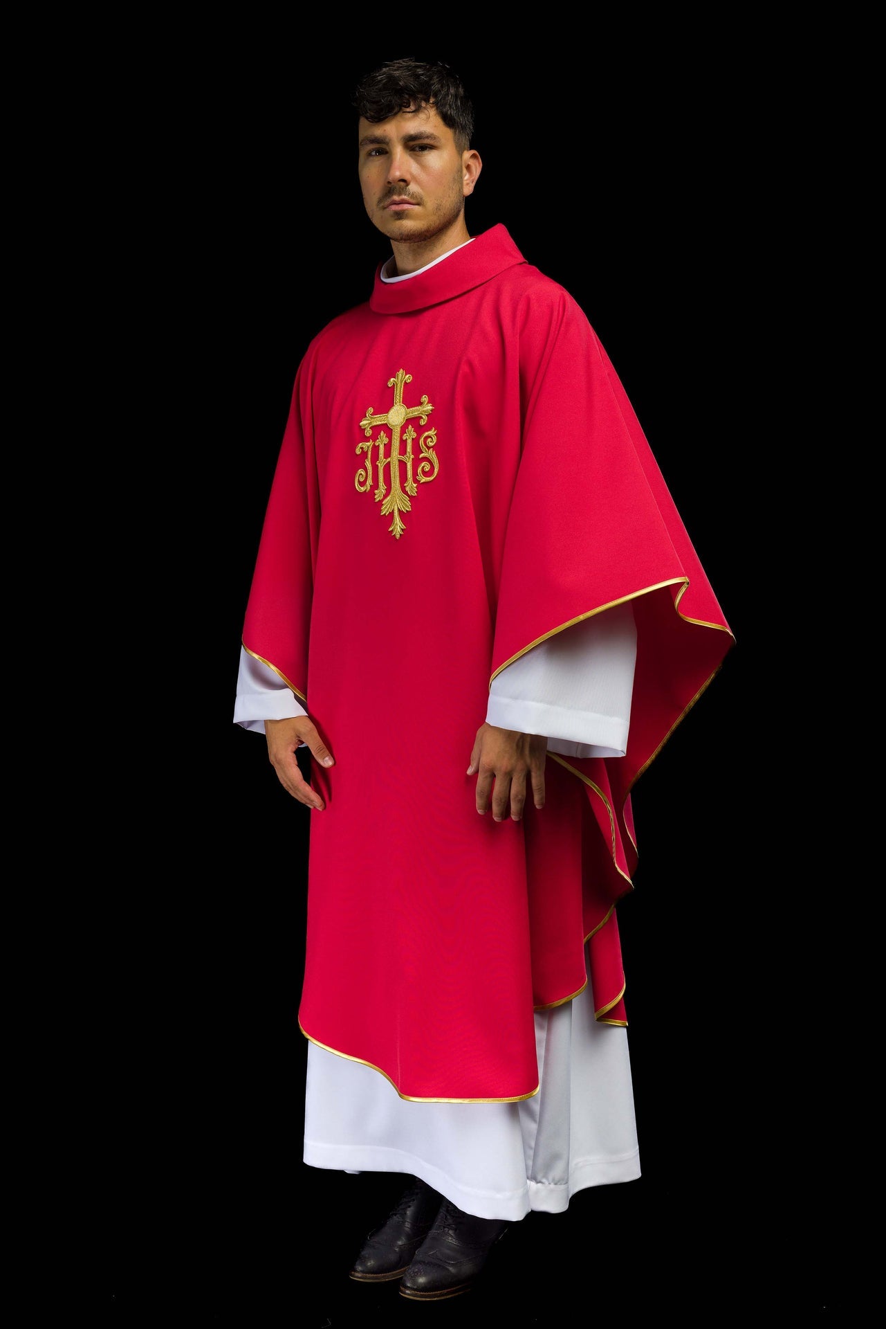 Haftowany czerwony ornat z symbolem ihs - ORNATY.PL