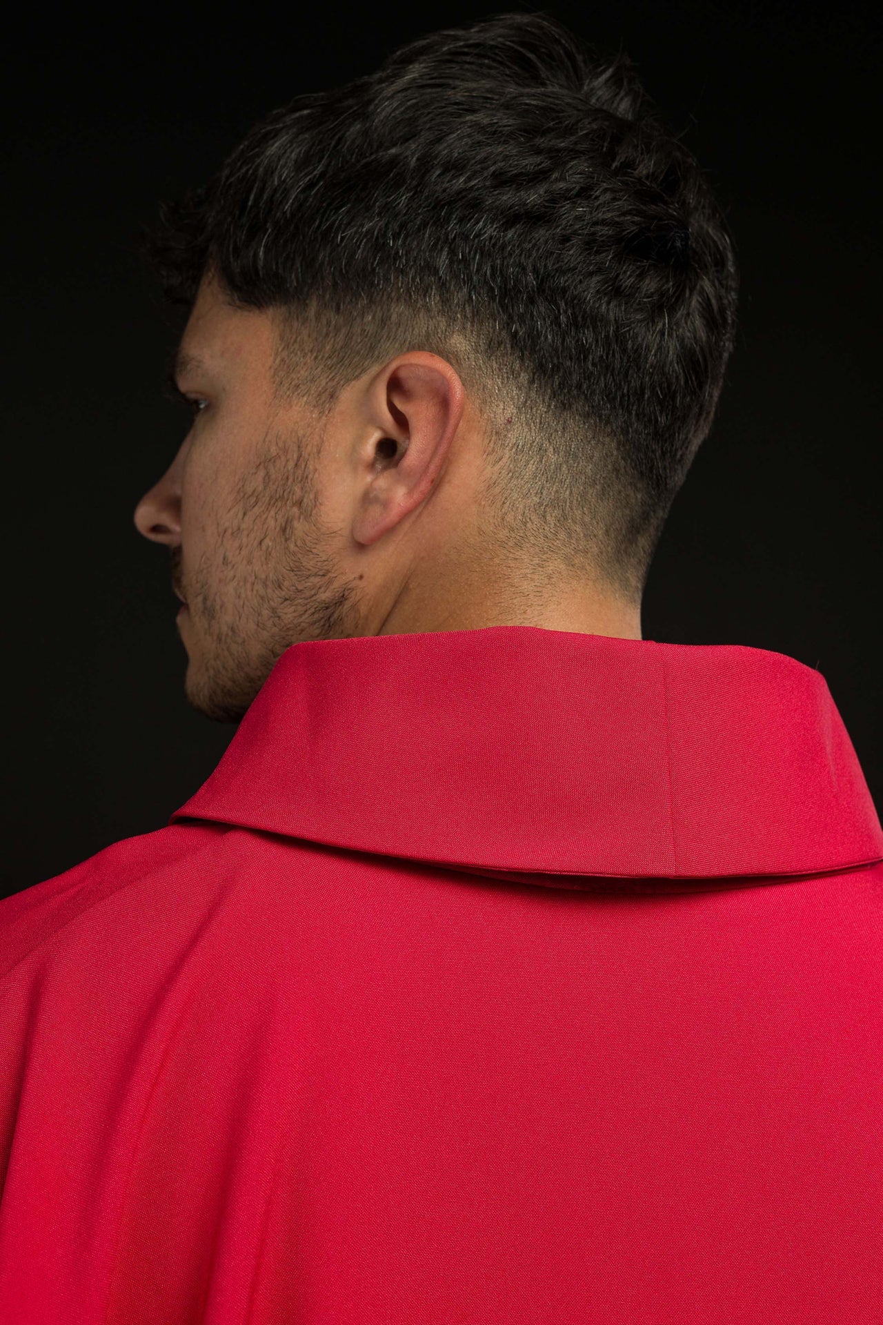 Haftowany czerwony ornat z symbolem ihs - ORNATY.PL