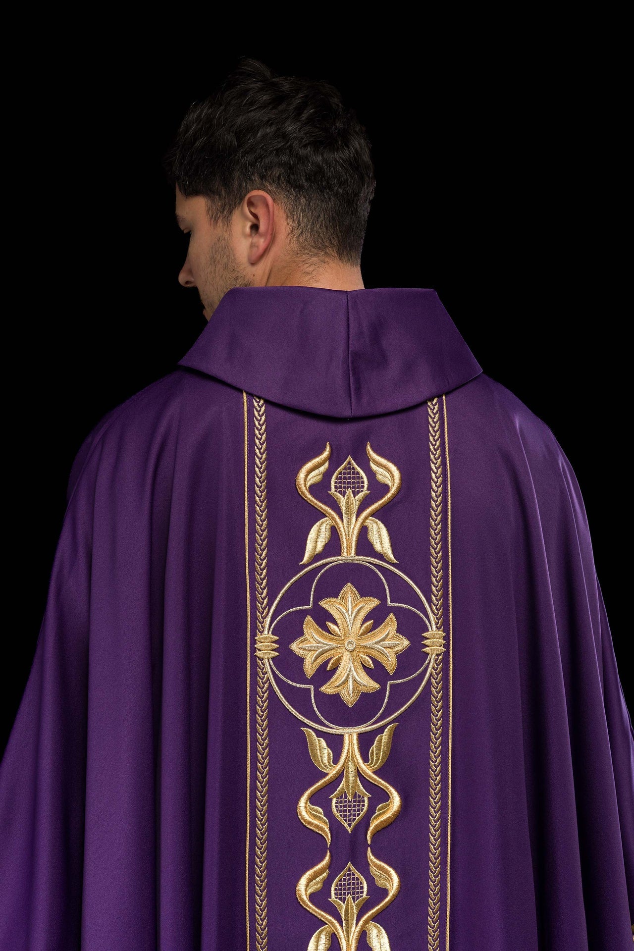 Ornat haftowany fioletowy z Ozdobnym Pasem - ORNATY.PL