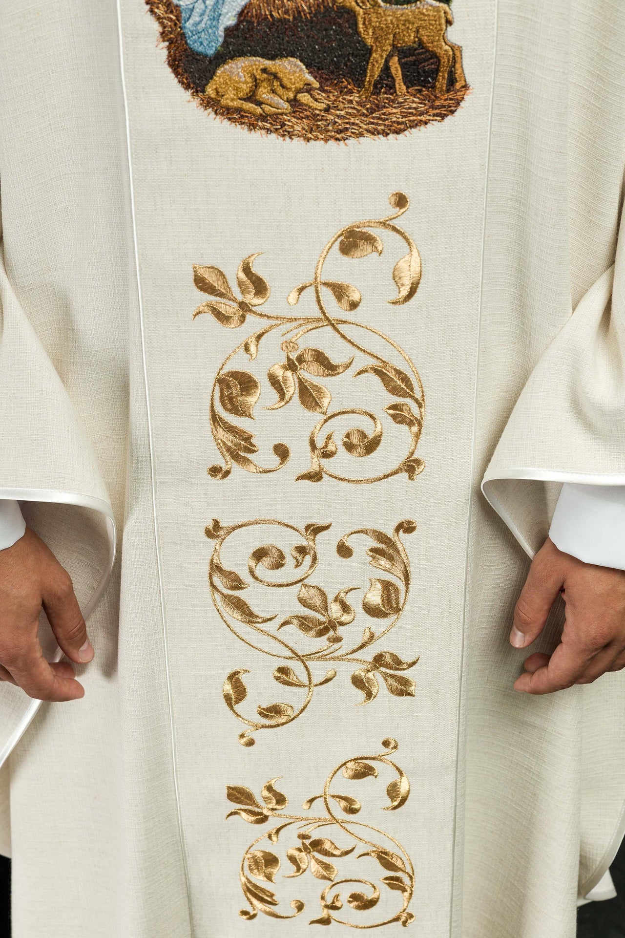 Ornat haftowany z wizerunkiem Świętej Rodziny tkanina o naturalnym splocie - ORNATY.PL