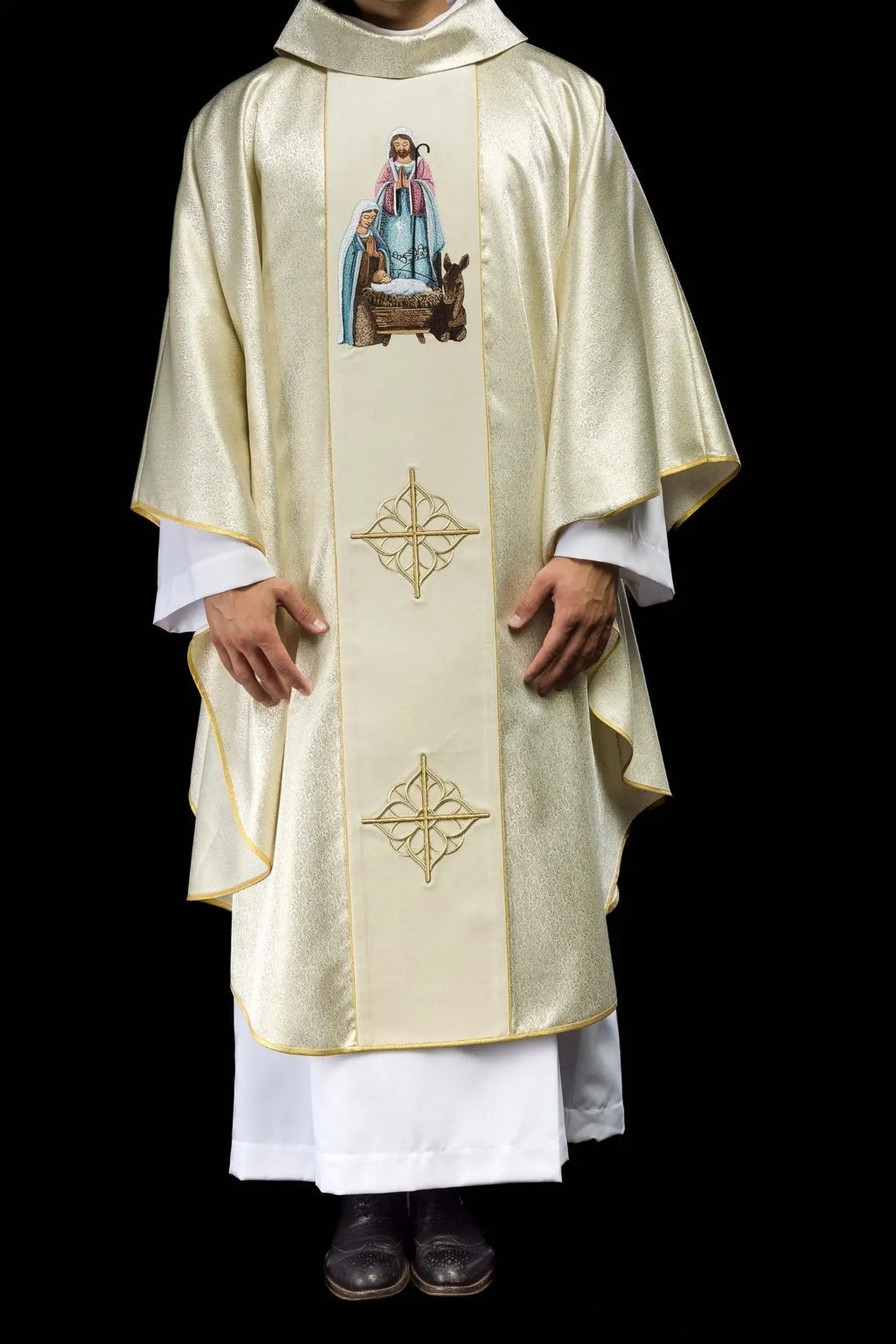 Embroidered chasuble with the image of the Holy Family on gold fabric