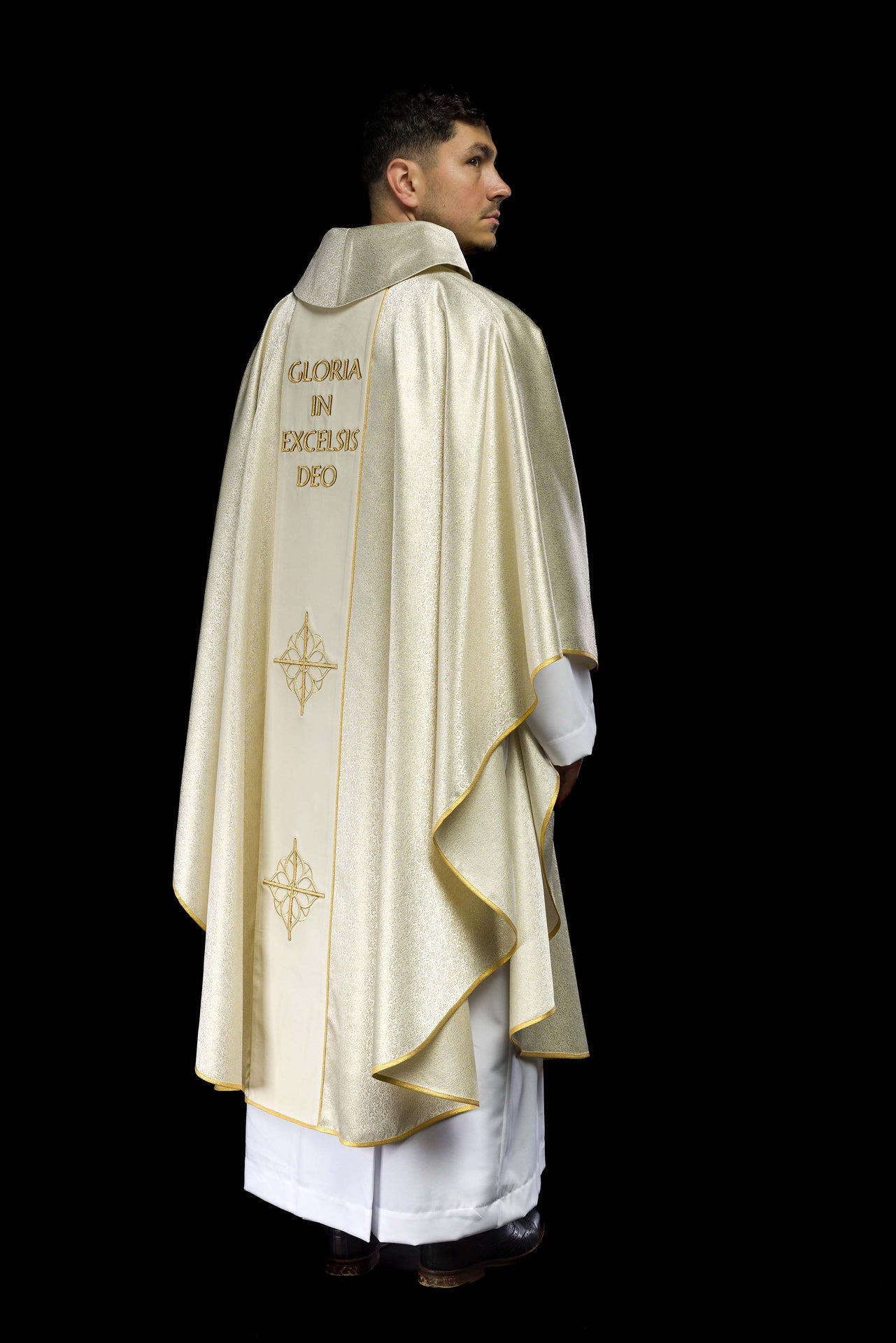 Ornat haftowany z wizerunkiem Świętej Rodziny na złotej tkaninie - ORNATY.PL